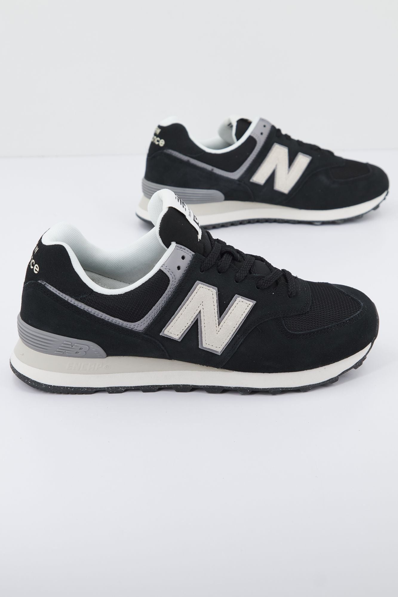 NEW BALANCE U574 LL2 en color NEGRO (1)