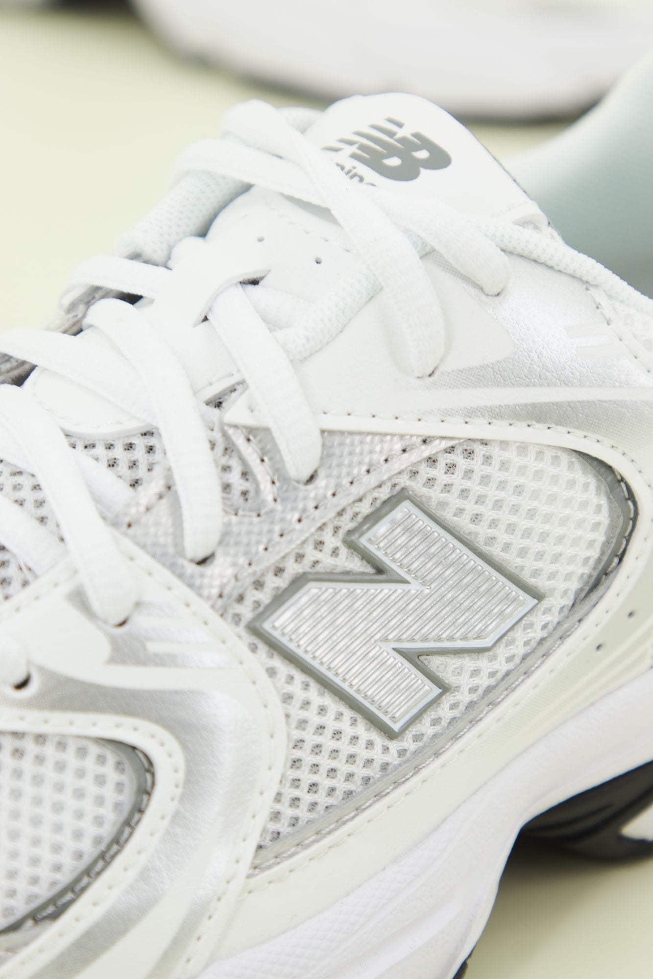 NEW BALANCE GR530 AD en color BLANCO (4)