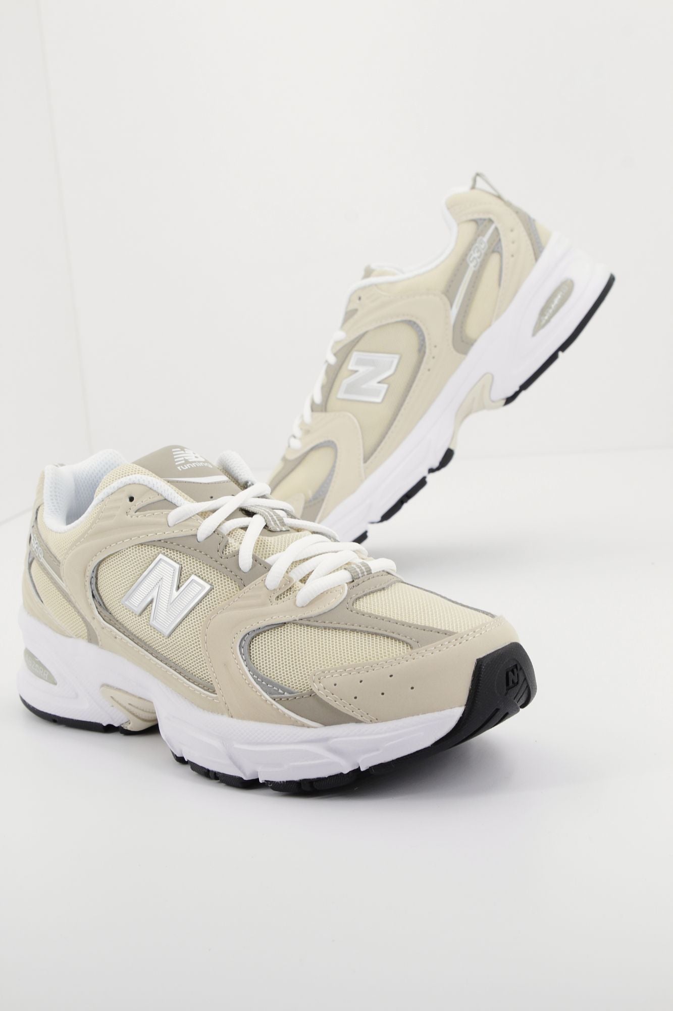 NEW BALANCE MR530 SMD en color BEIS (1)