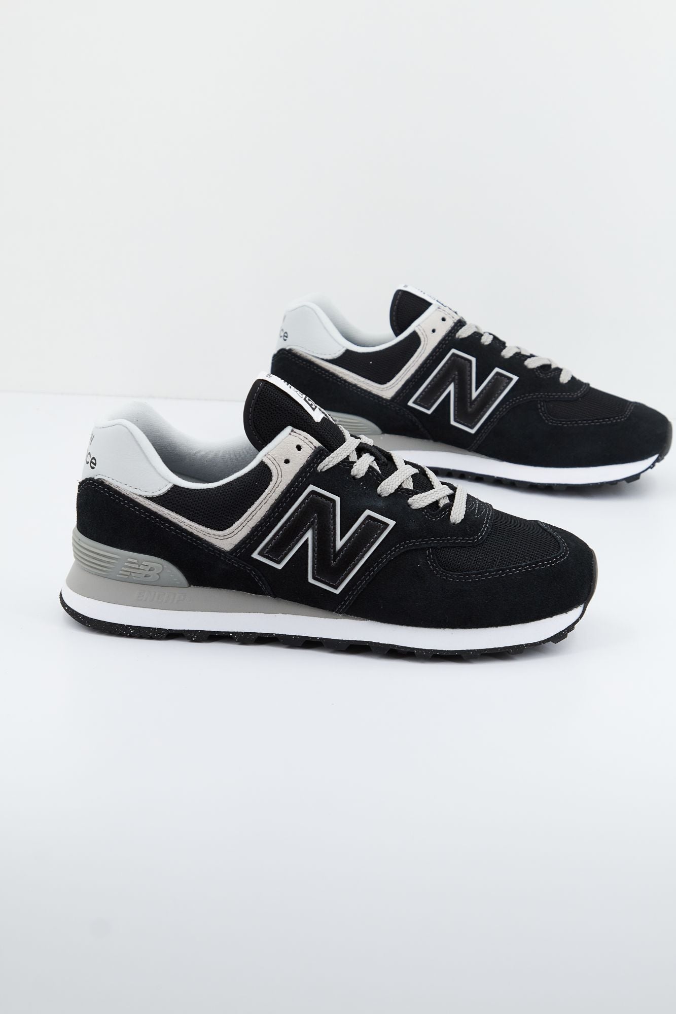 NEW BALANCE ML574 EVB en color NEGRO (2)
