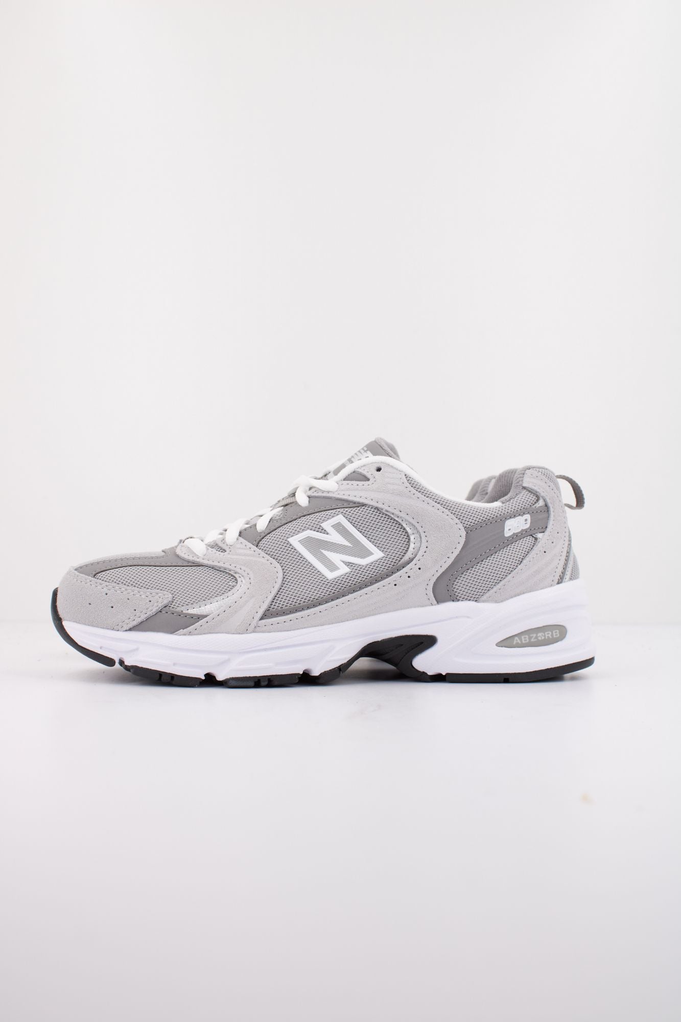 NEW BALANCE 530 MR530CK en color GRIS (1)