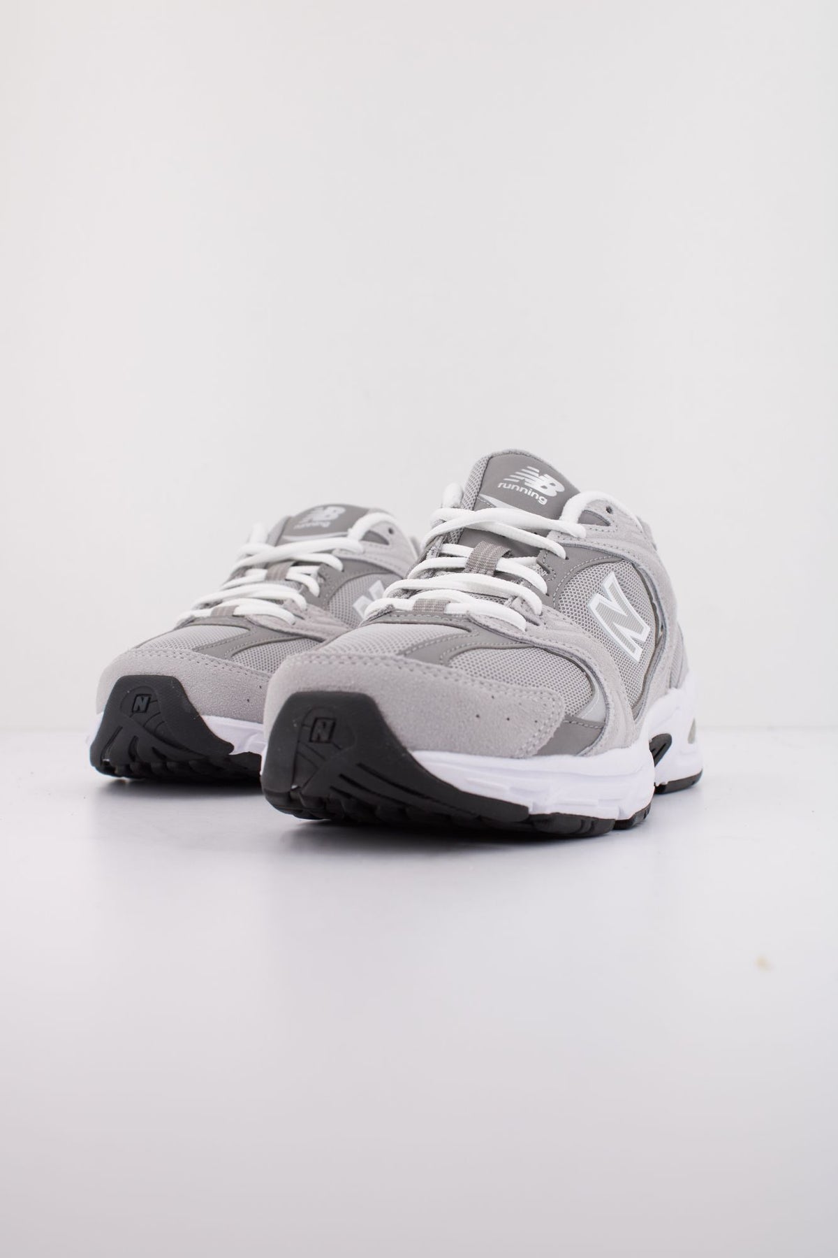 NEW BALANCE 530 MR530CK en color GRIS (2)