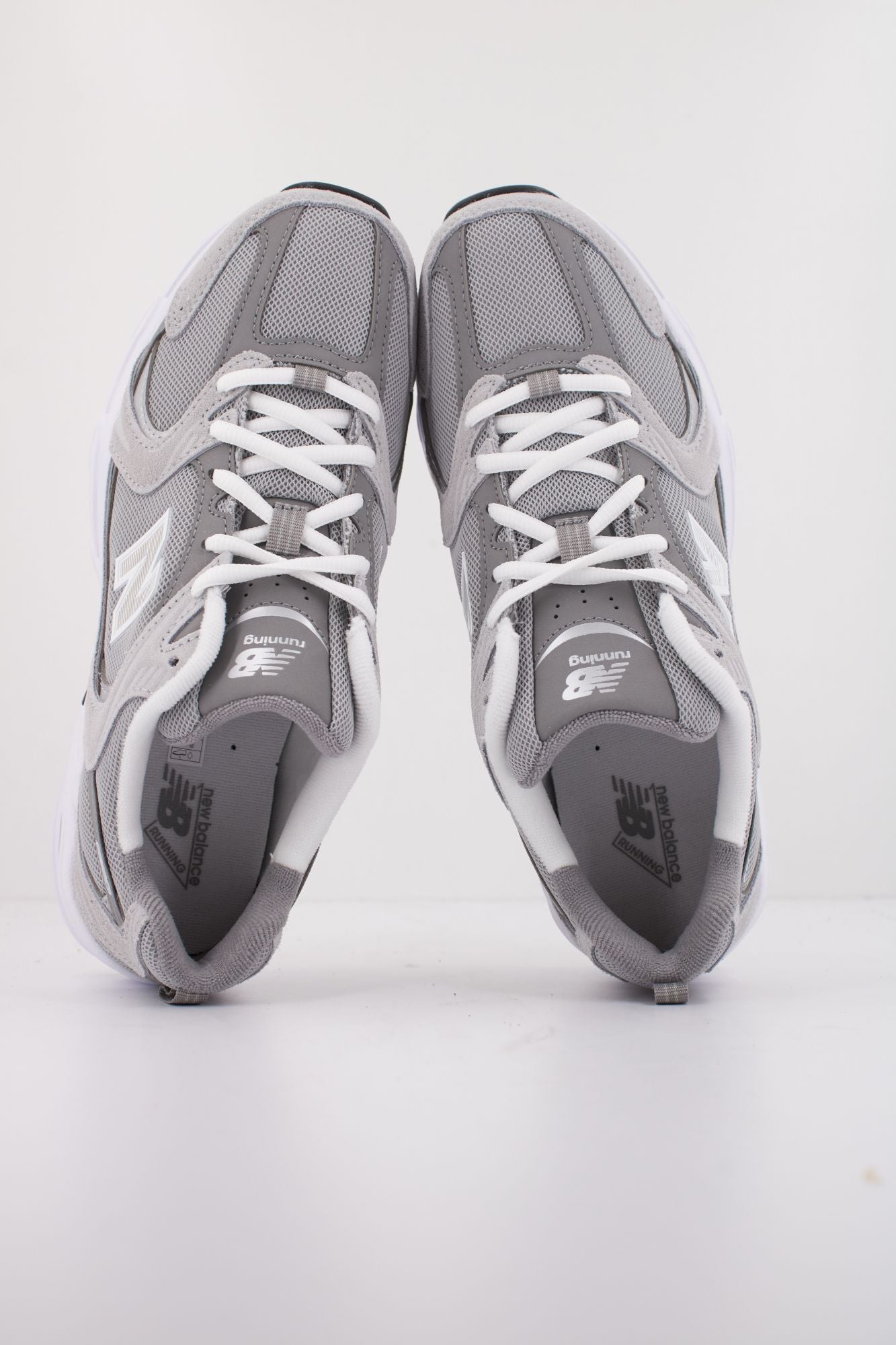 NEW BALANCE 530 MR530CK en color GRIS (3)