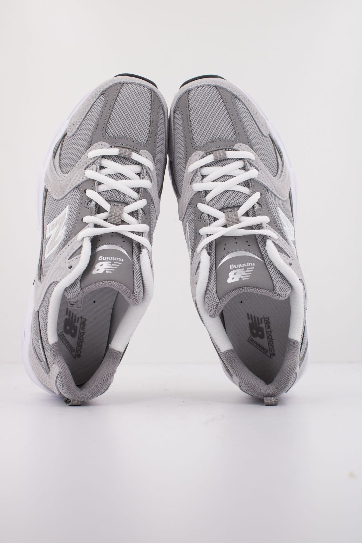 NEW BALANCE MR530 CK en color GRIS (3)