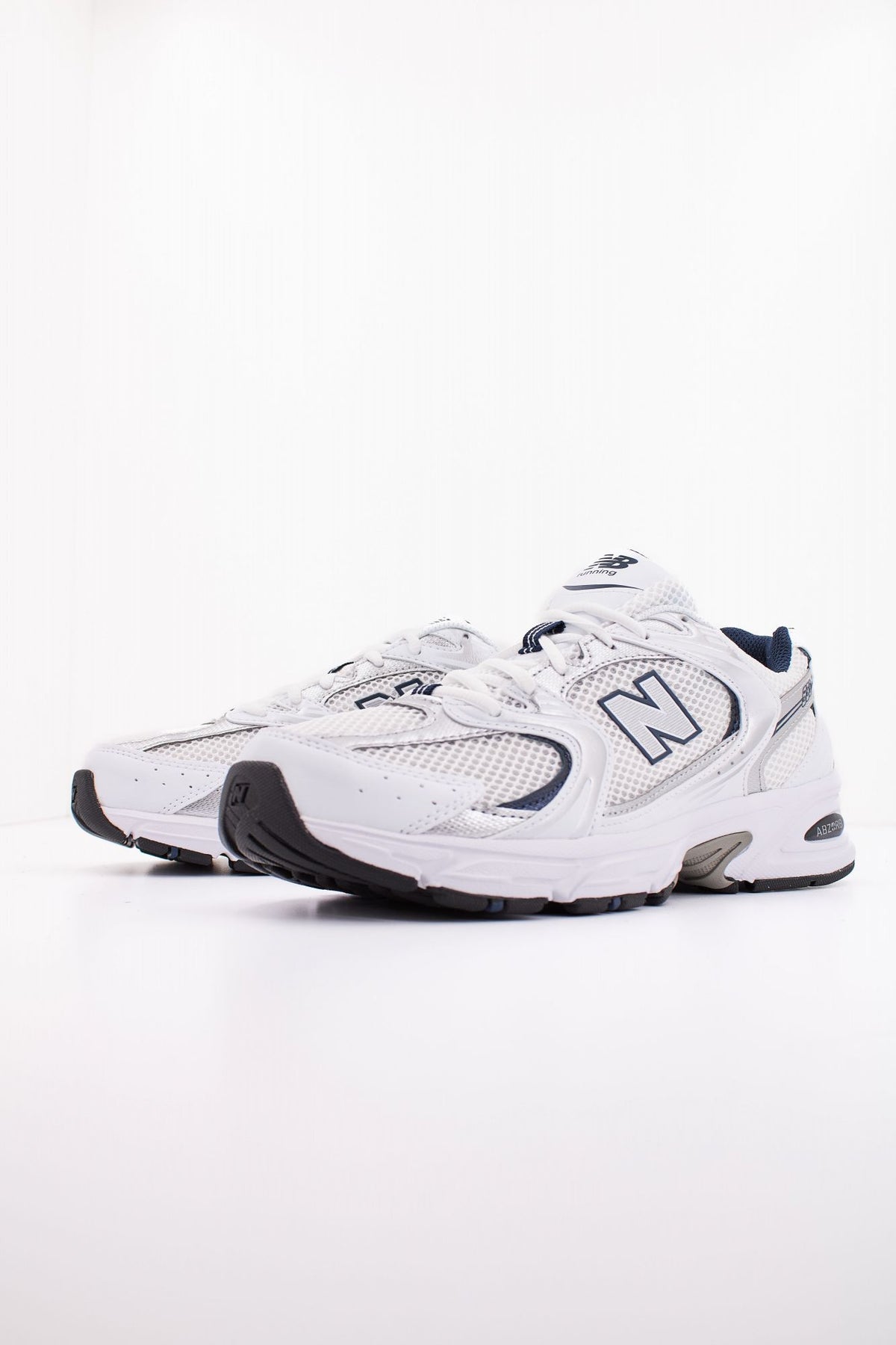 NEW BALANCE 530 MR530SG en color BLANCO (2)