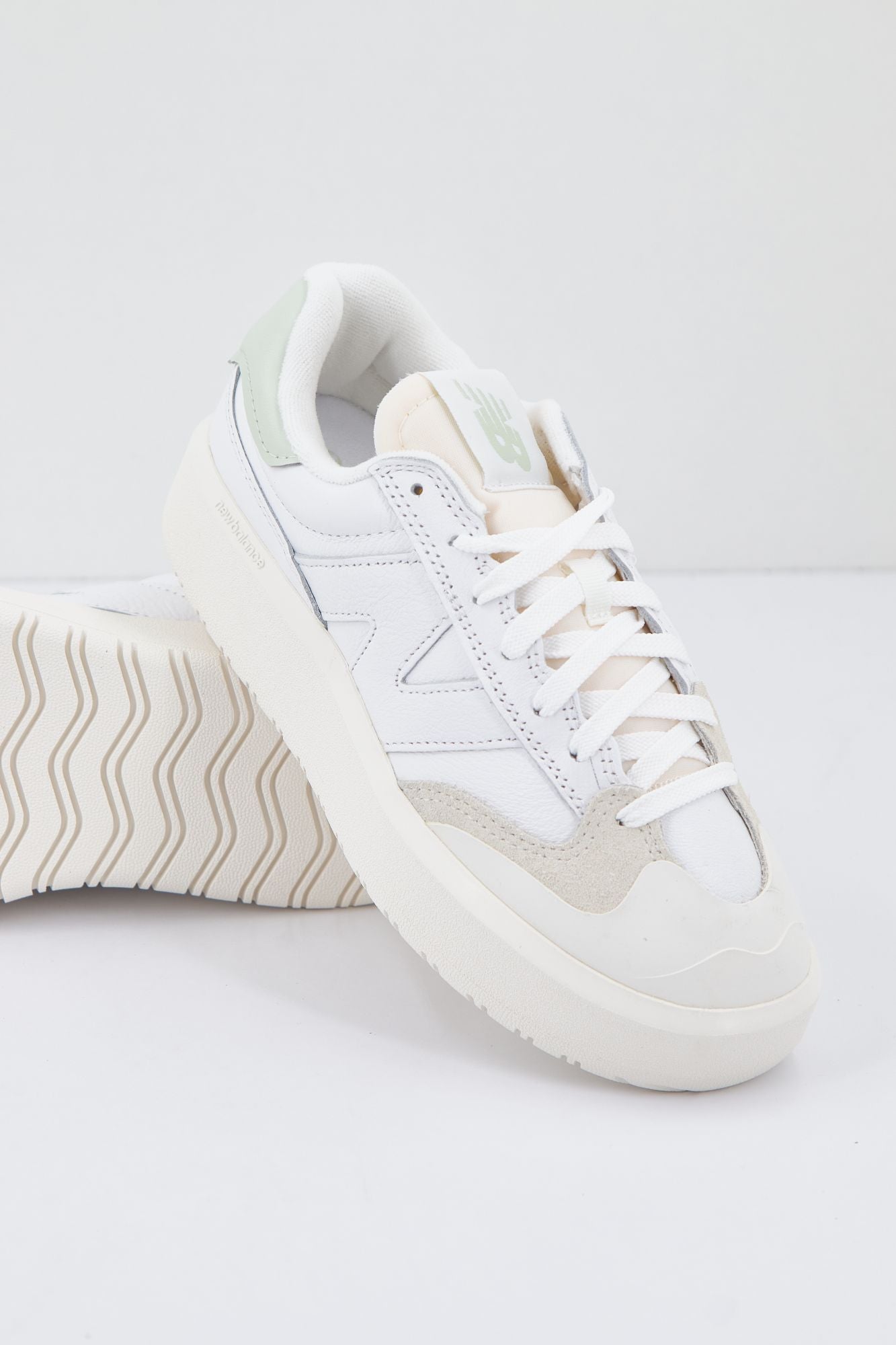 NEW BALANCE CT302 SG en color BLANCO (3)