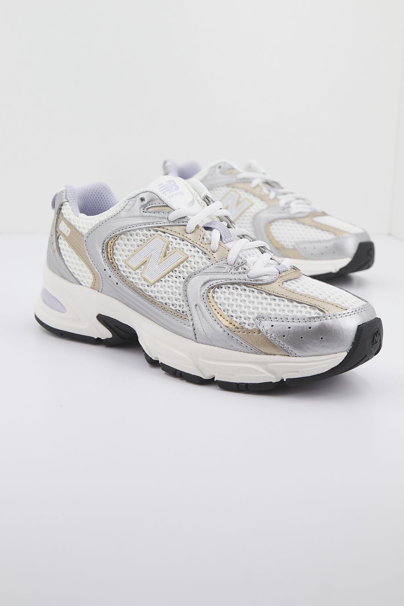 NEW BALANCE MR530ZG en color PLATA (1)
