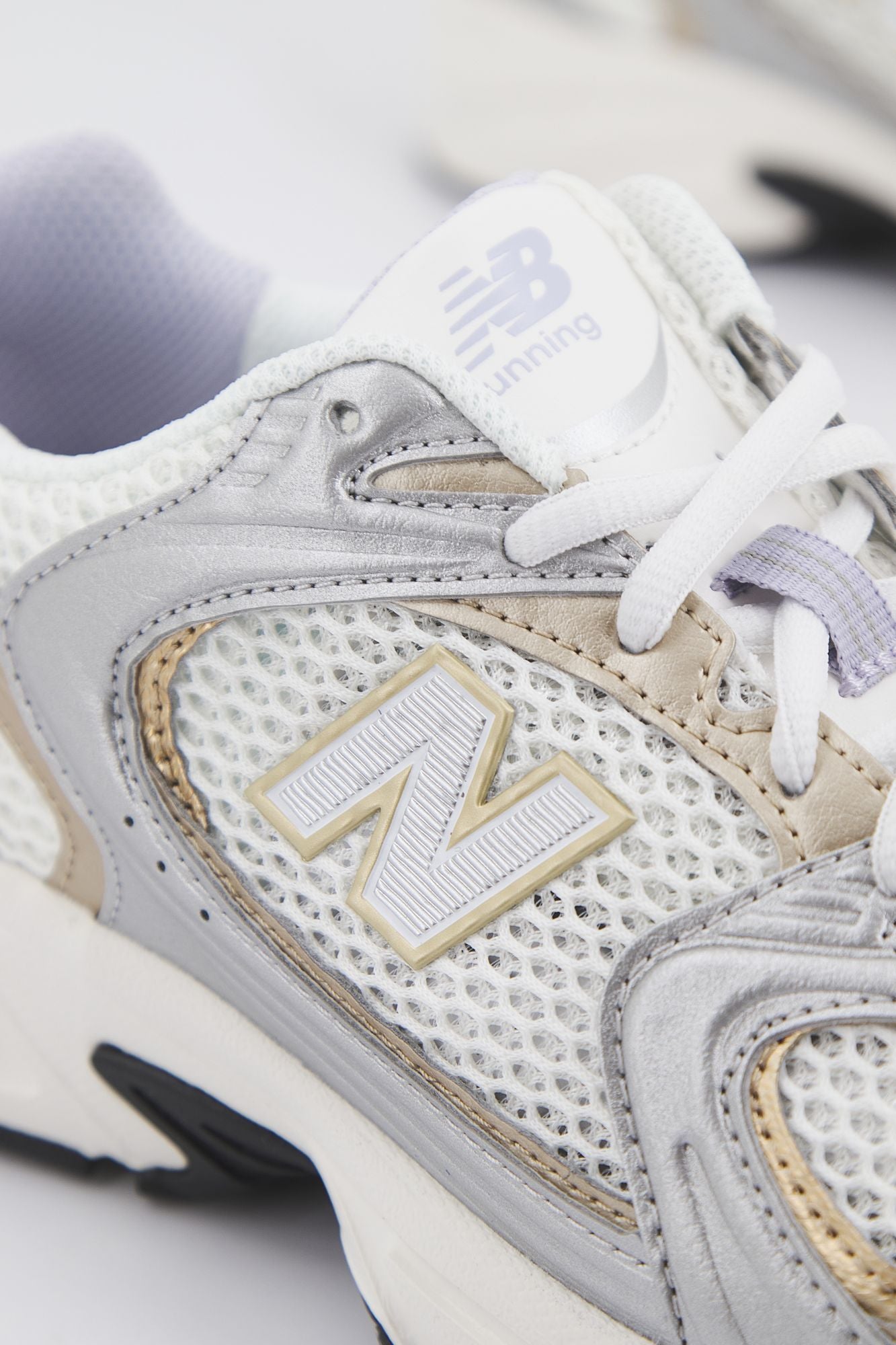 NEW BALANCE MR530ZG en color PLATA (4)