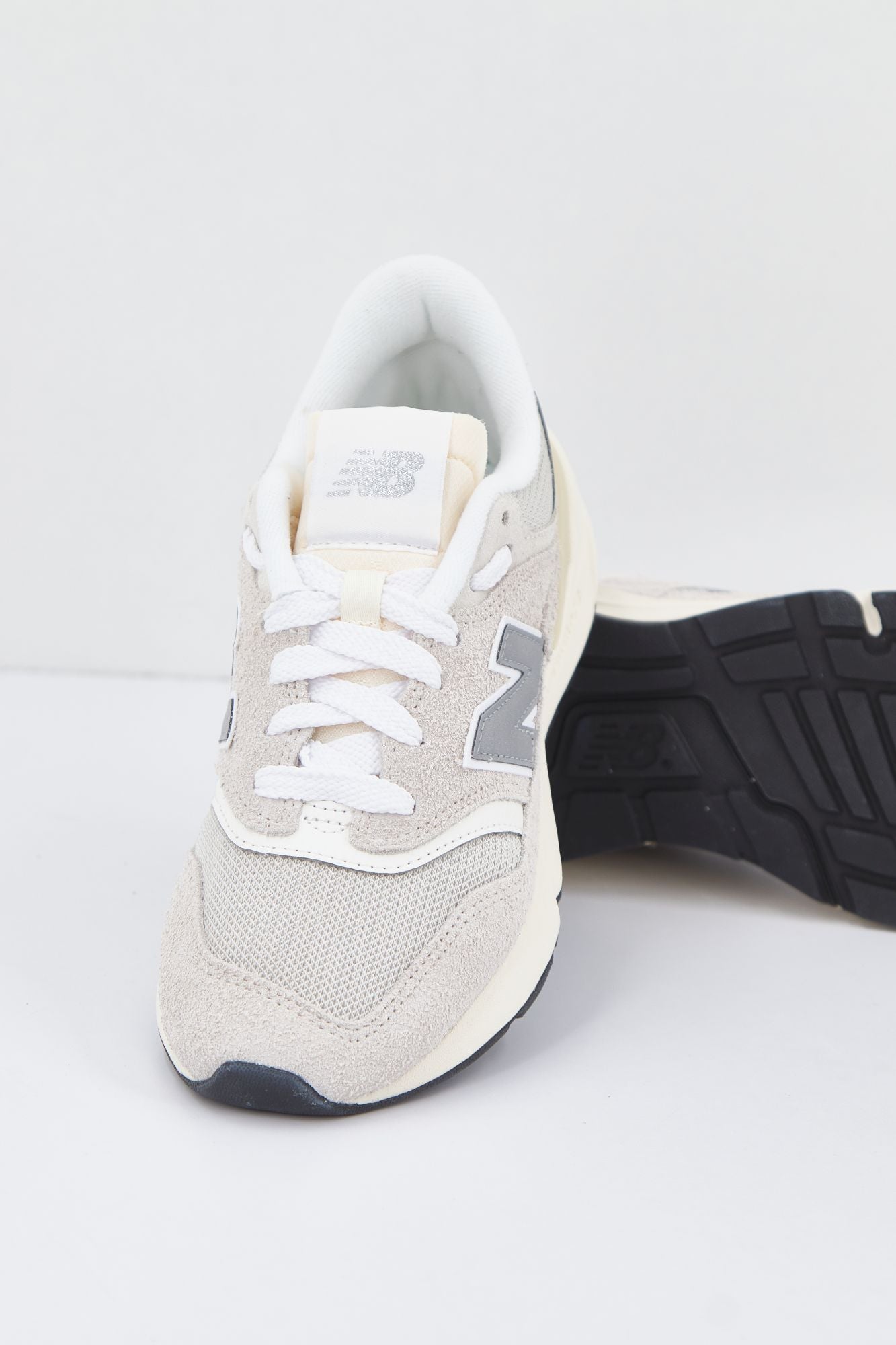 NEW BALANCE U997 RCE en color BEIS (2)