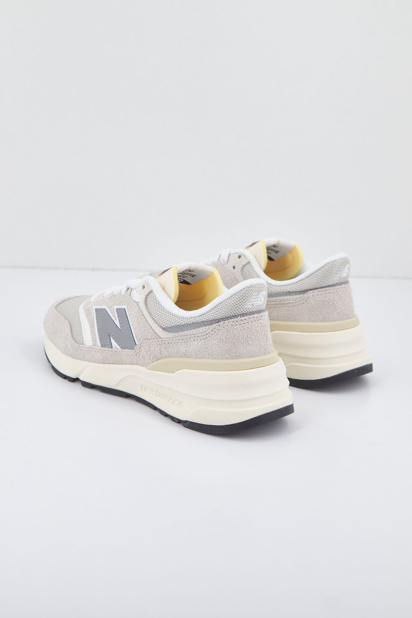 NEW BALANCE U997 RCE en color BEIS (3)