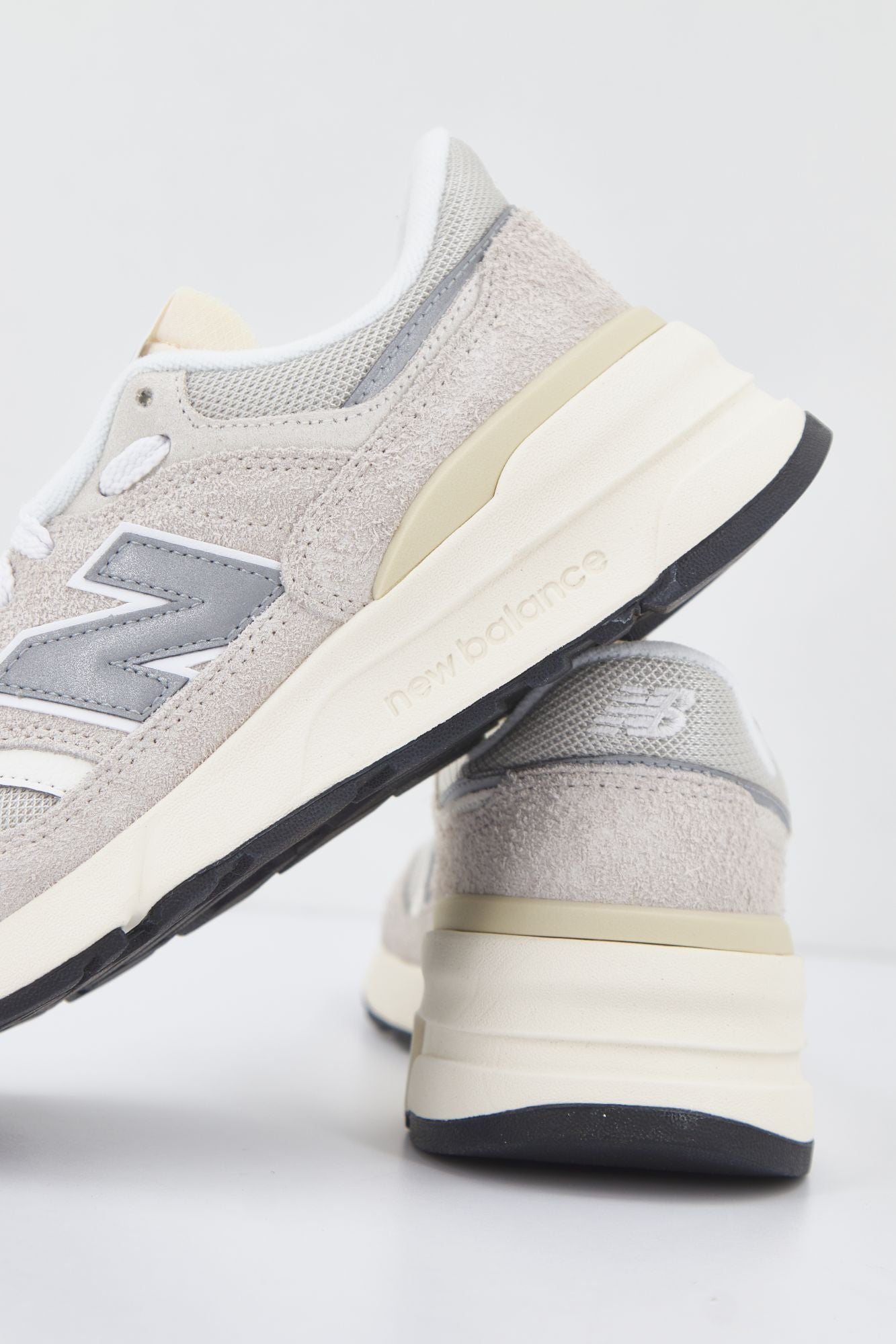 NEW BALANCE U997 RCE en color BEIS (4)