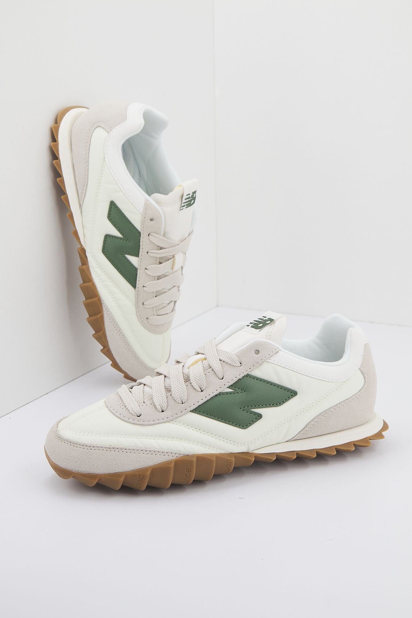 NEW BALANCE URC30 SN LIFESTYLE en color BEIS (1)