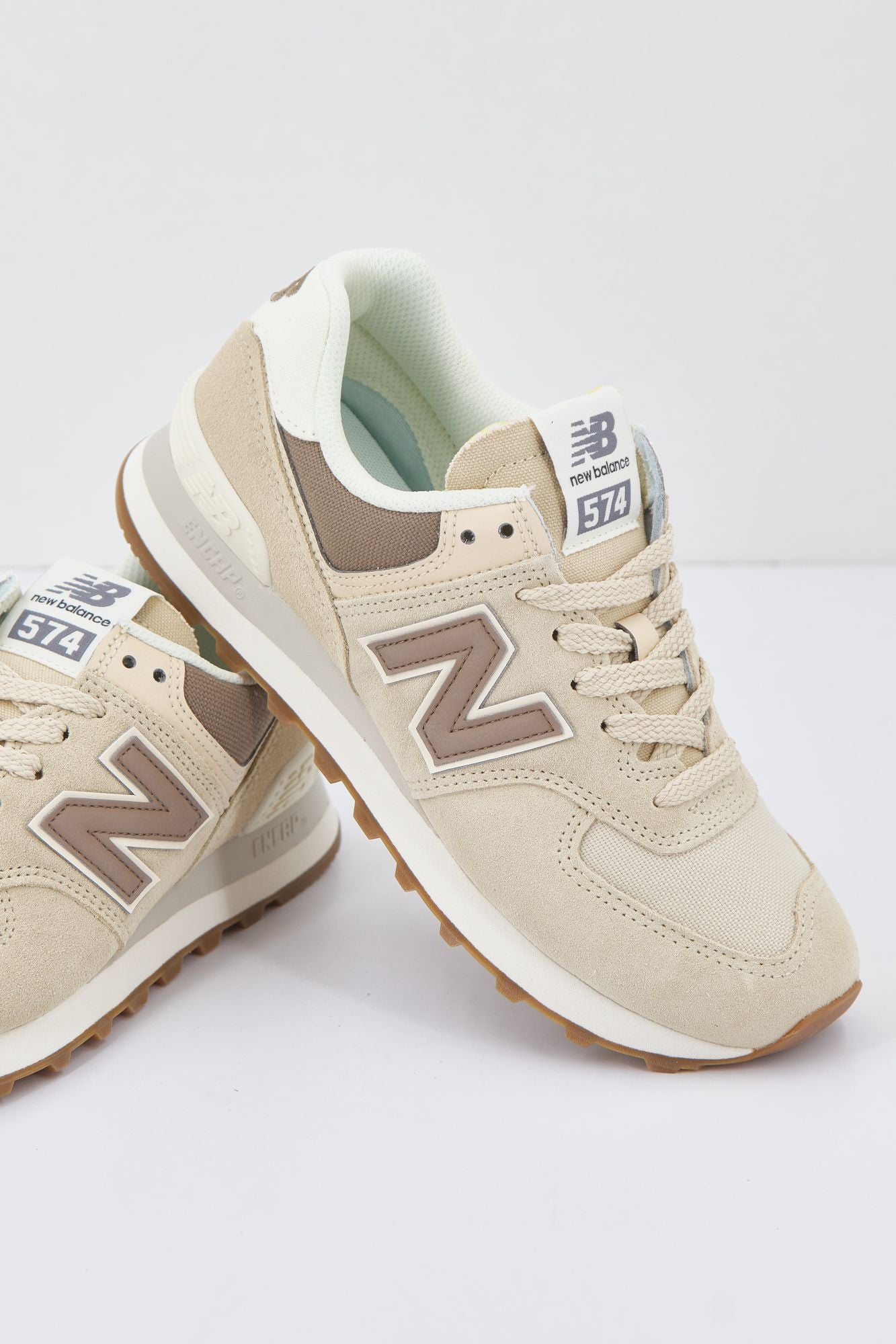 NEW BALANCE WL574 NS2 en color BEIS (3)