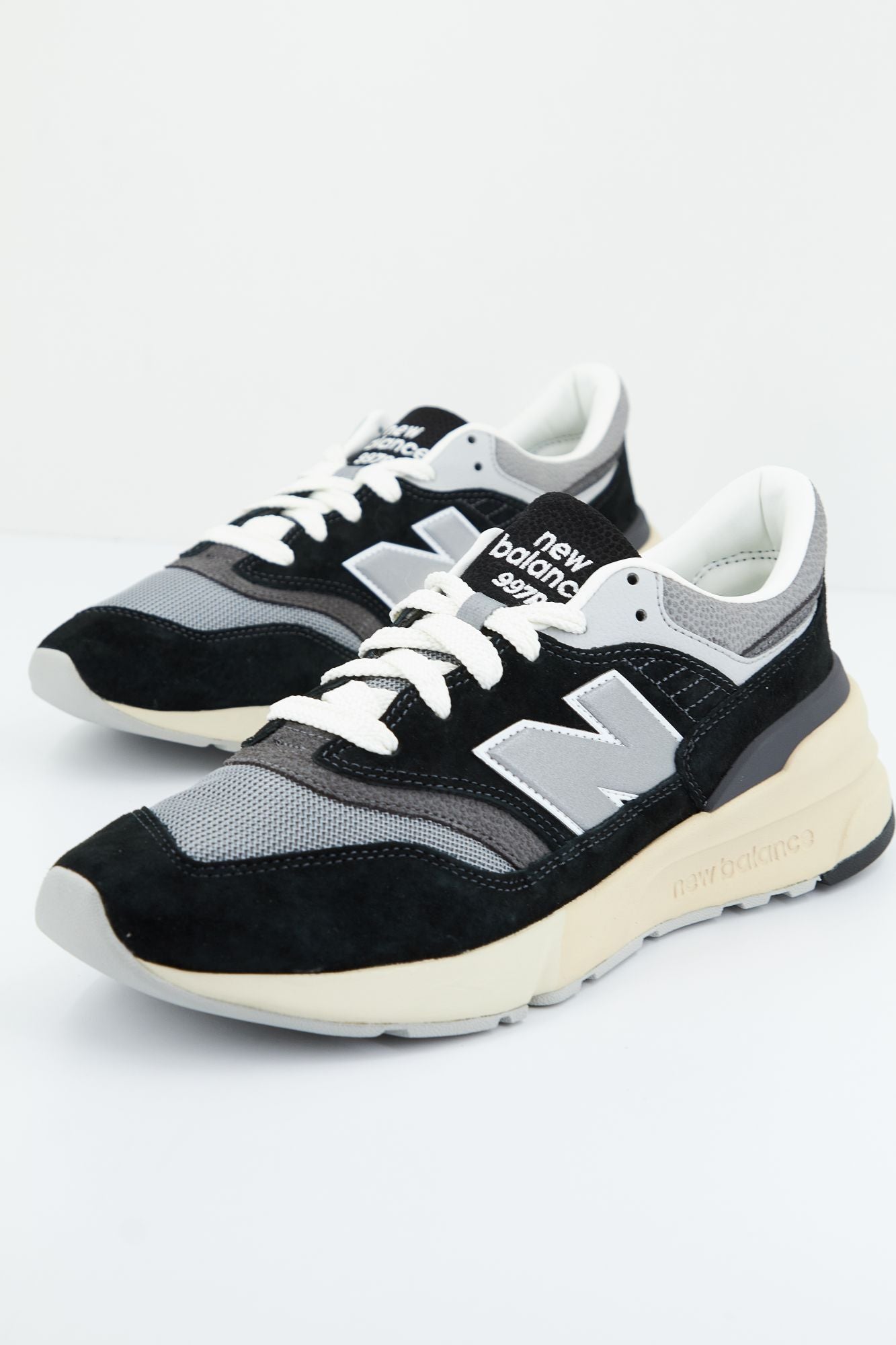 NEW BALANCE U997RHC en color NEGRO (2)