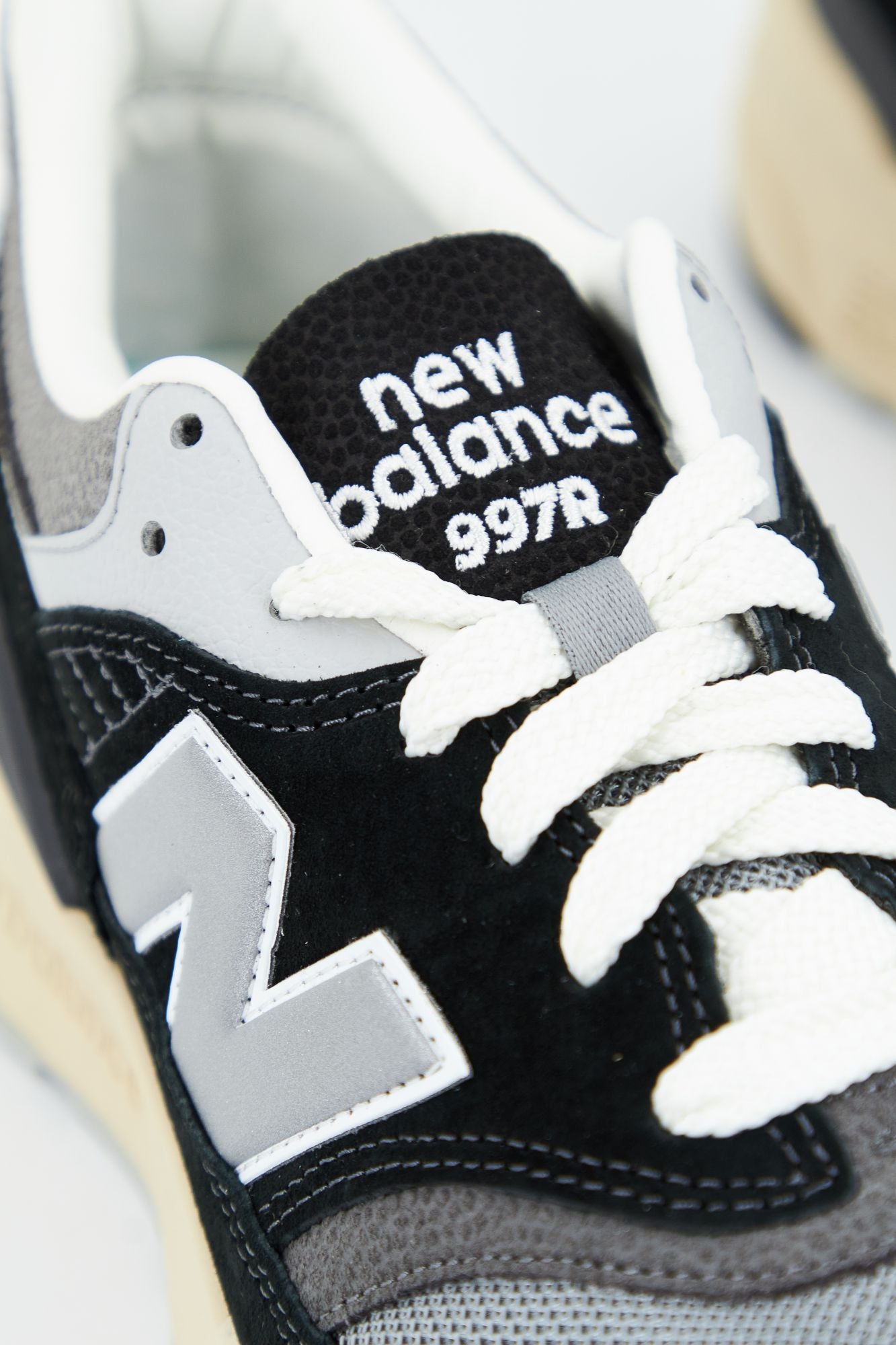 NEW BALANCE U997RHC en color NEGRO (4)