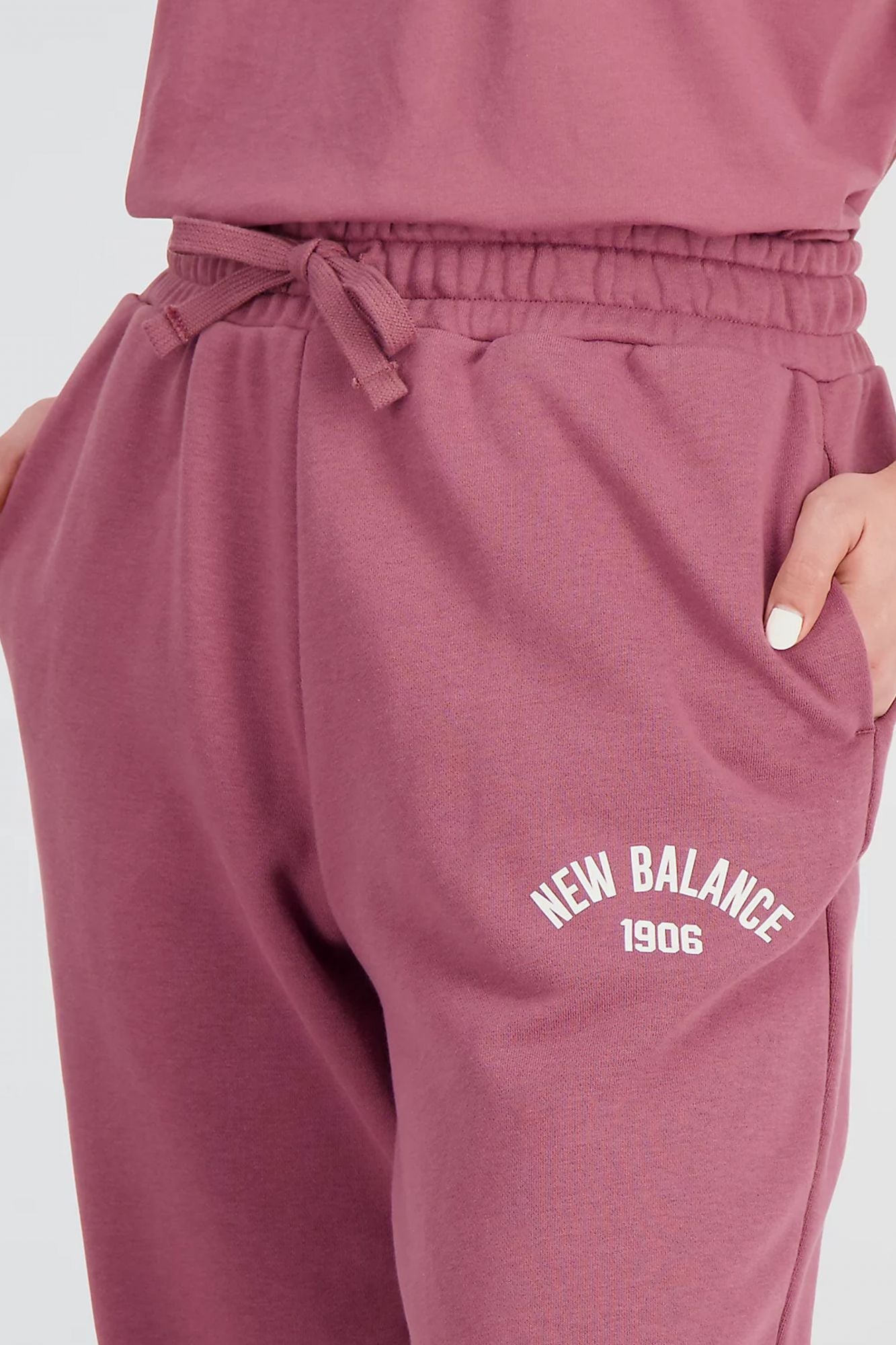 NEW BALANCE ESSENTIALS FLEECE PANT en color BURDEOS (4)