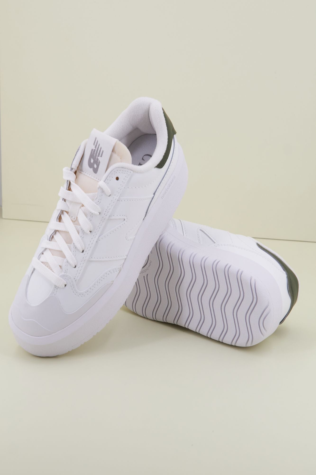 NEW BALANCE CT302LT en color BLANCO (2)