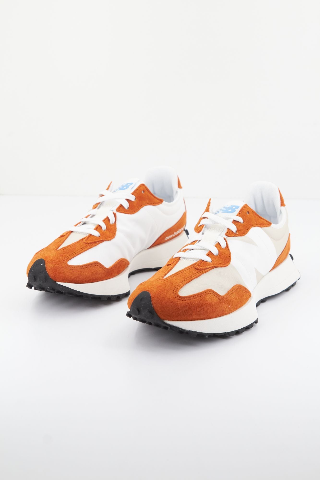 NEW BALANCE U327LF en color NARANJA (3)