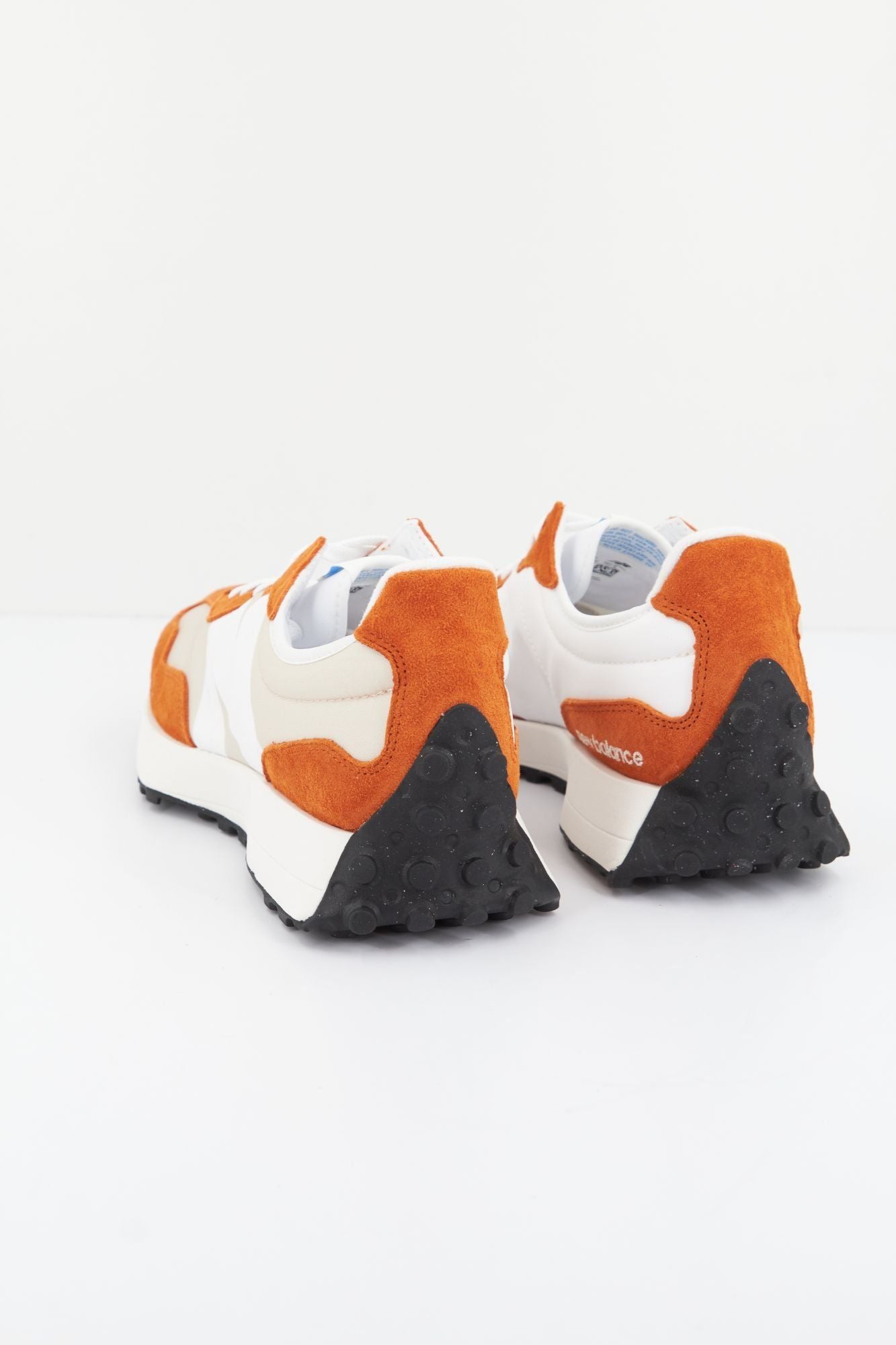 NEW BALANCE U327LF en color NARANJA (4)