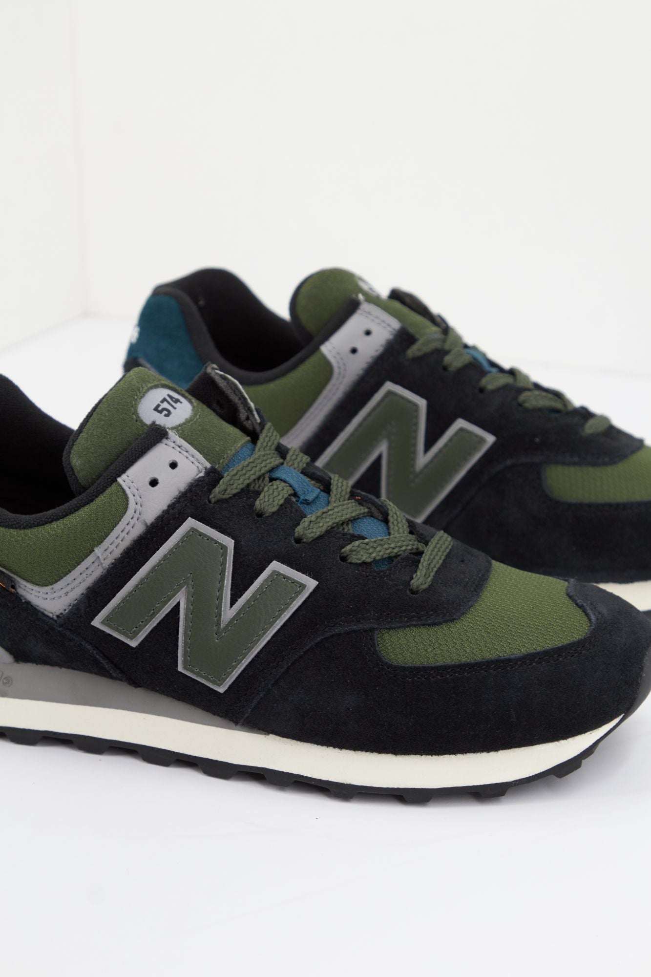 NEW BALANCE U574KBG en color AZUL (4)