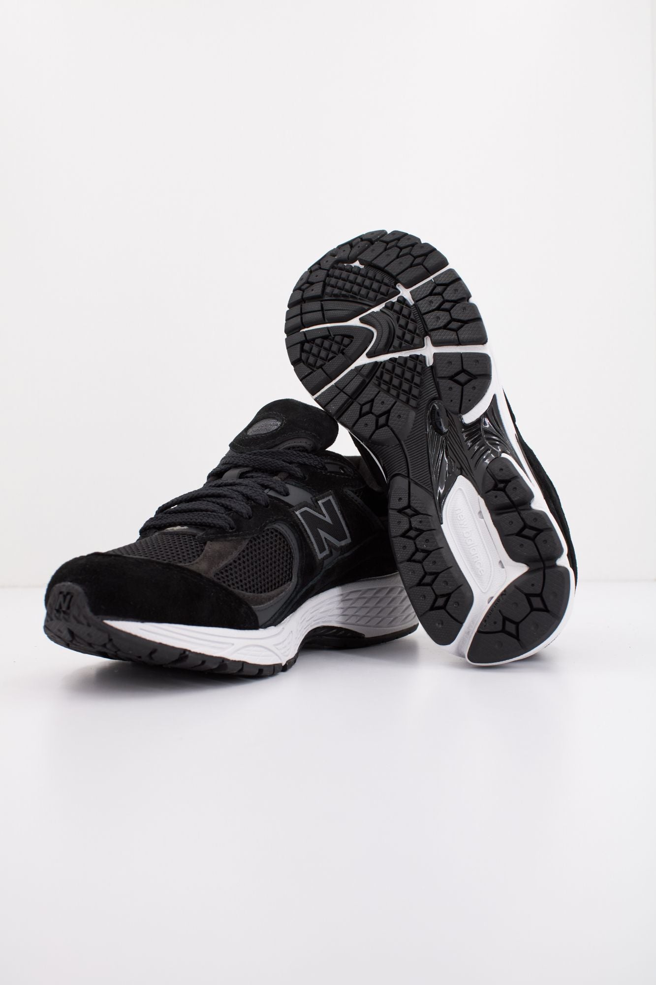 NEW BALANCE M2002 RBK en color NEGRO (4)