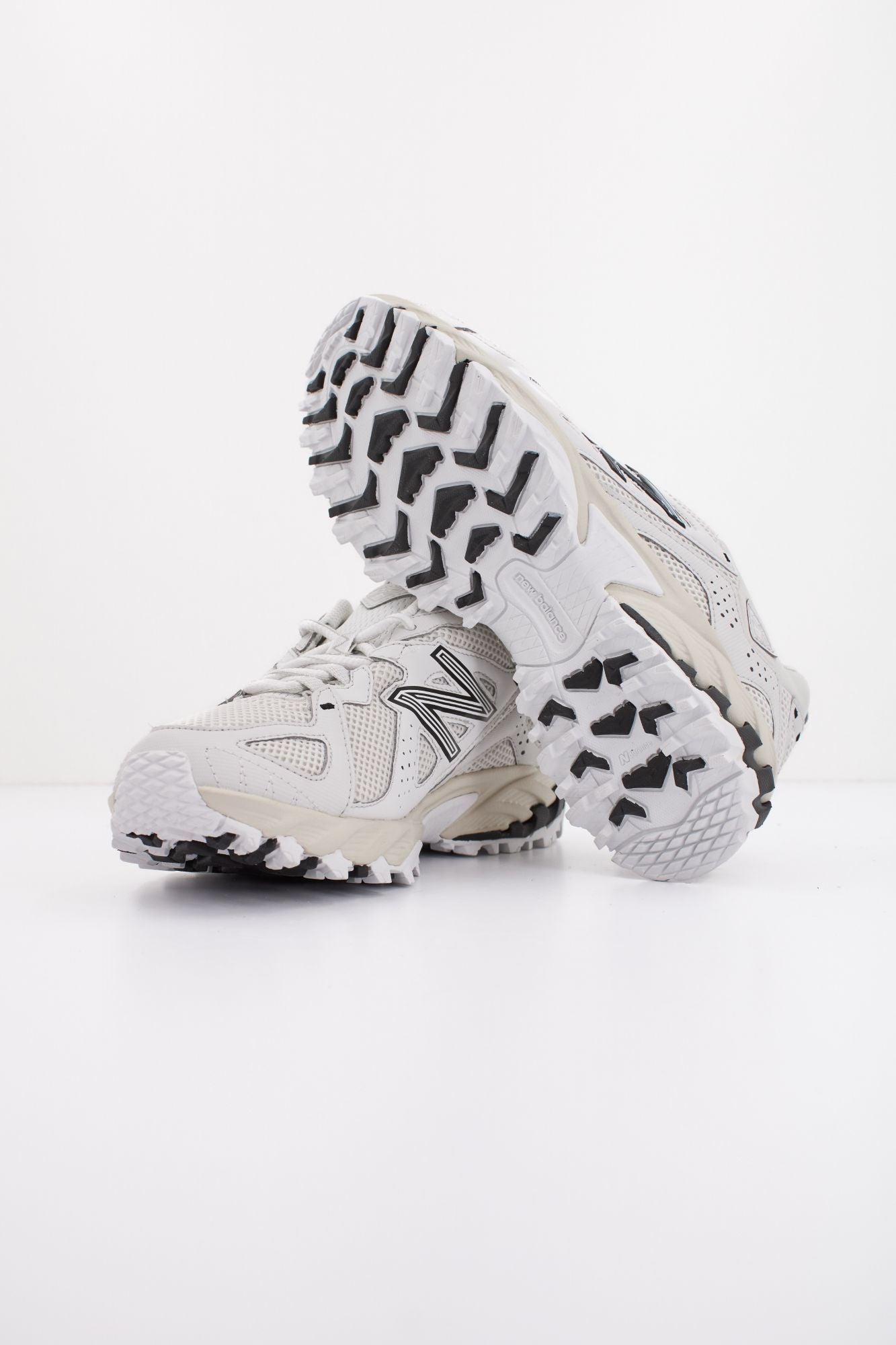 NEW BALANCE ML610 TBA en color BLANCO (4)