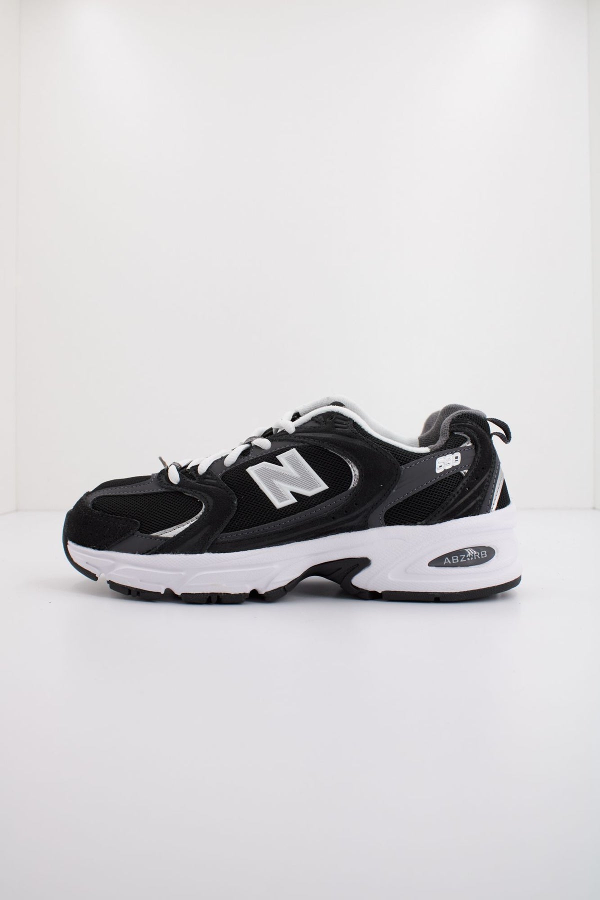 NEW BALANCE 530 MR530CC en color NEGRO (1)