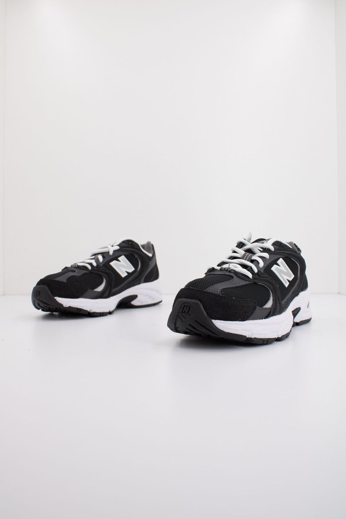NEW BALANCE 530 MR530CC en color NEGRO (2)