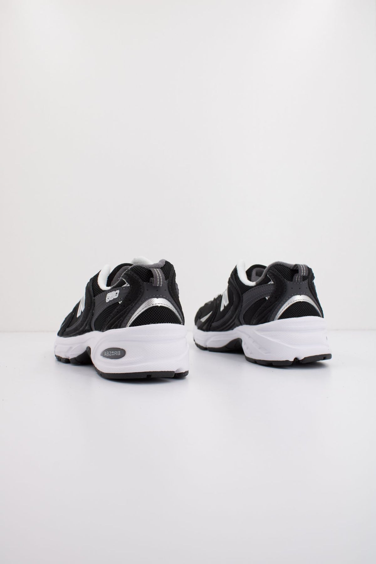 NEW BALANCE 530 MR530CC en color NEGRO (3)
