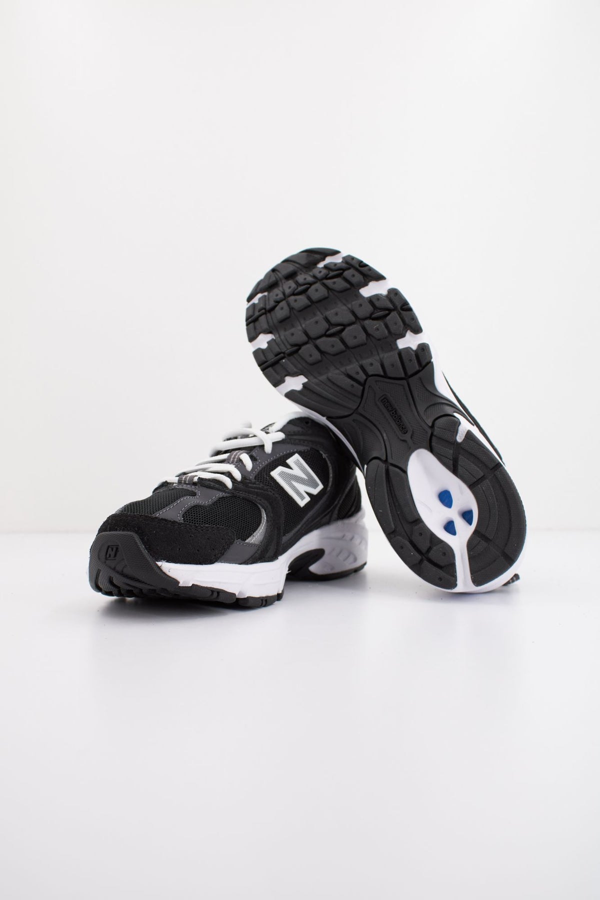 NEW BALANCE 530 MR530CC en color NEGRO (4)