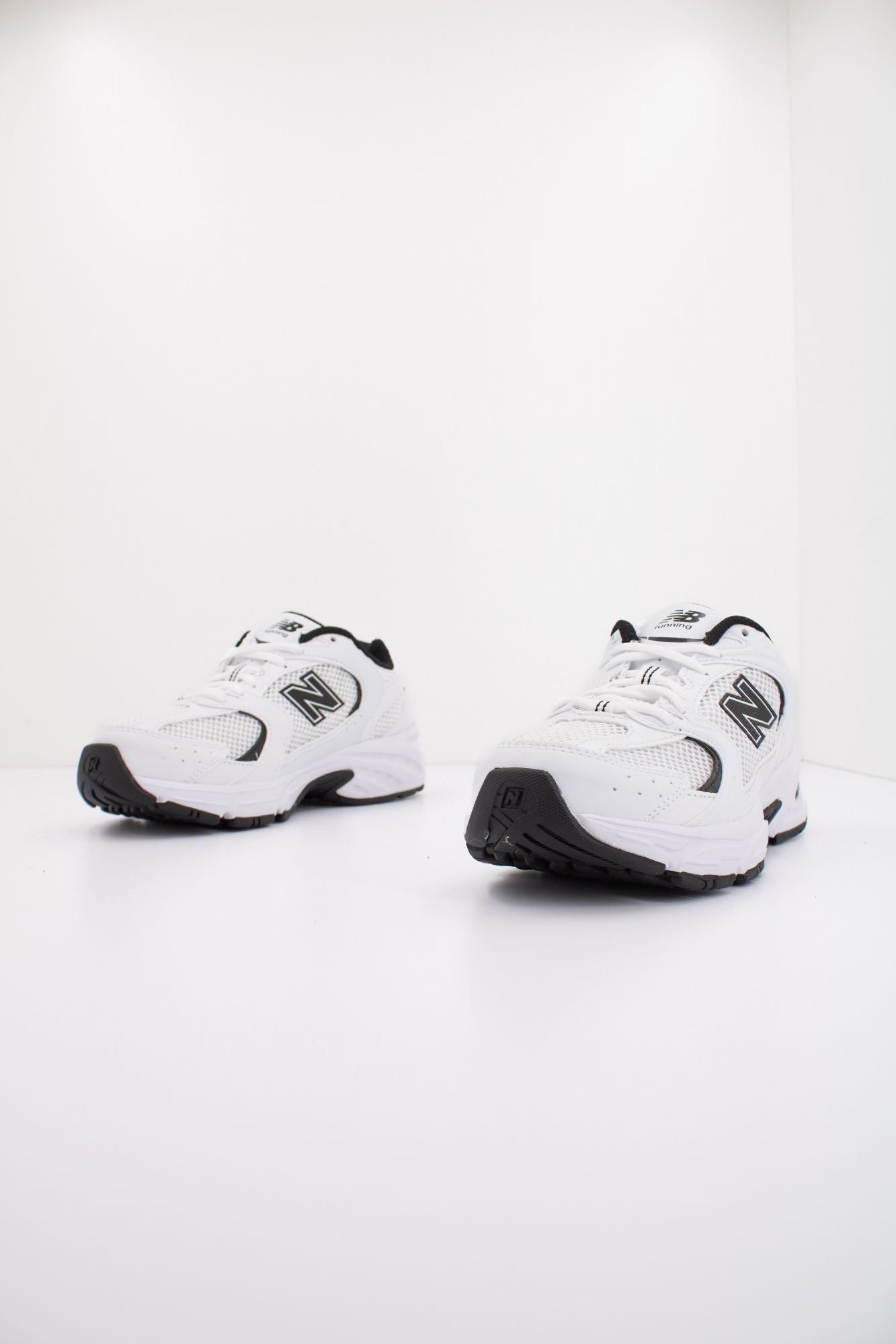 NEW BALANCE MR530 EWB en color BLANCO (2)
