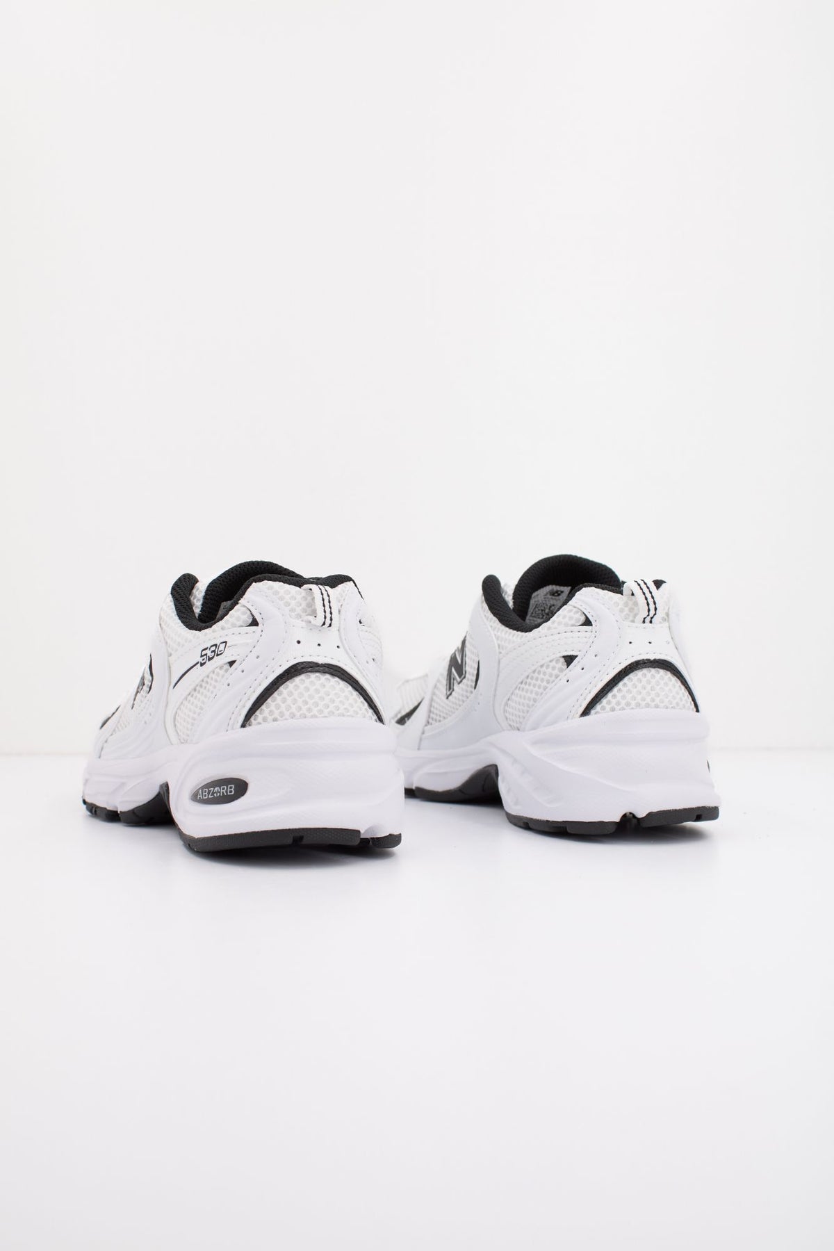 NEW BALANCE 530 MR530EWB en color BLANCO (3)