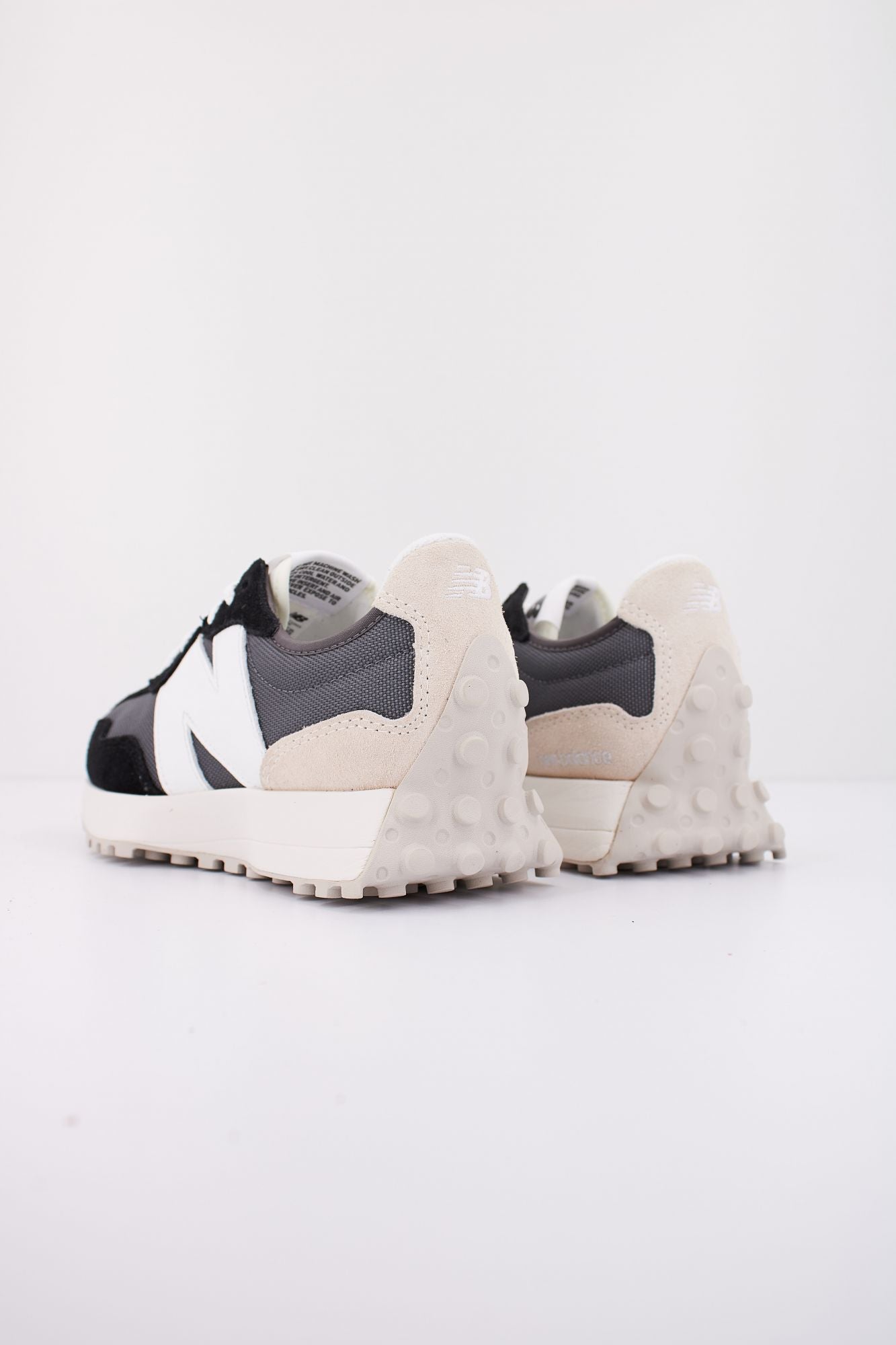 NEW BALANCE U327 FE en color NEGRO (3)