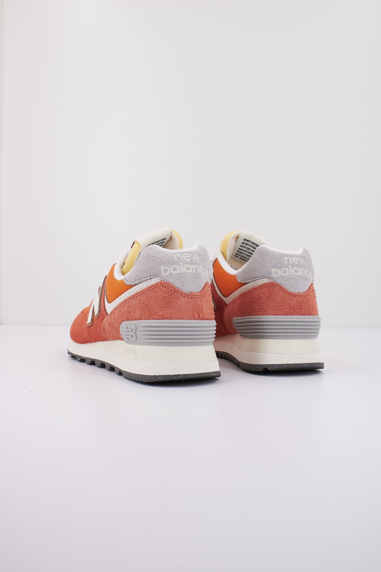 NEW BALANCE U574 RCB en color NARANJA (3)