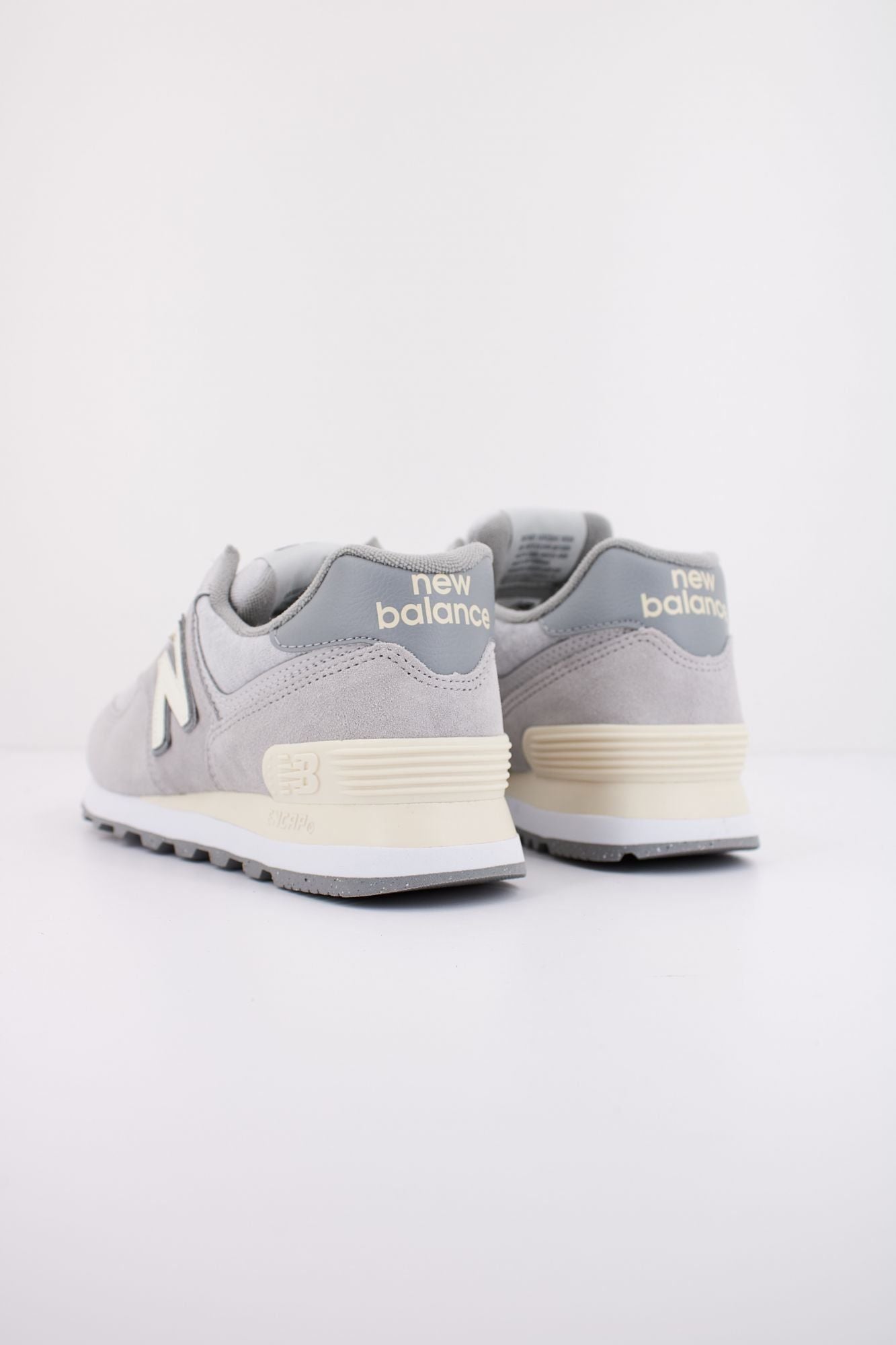 NEW BALANCE U574 GBG en color GRIS (3)