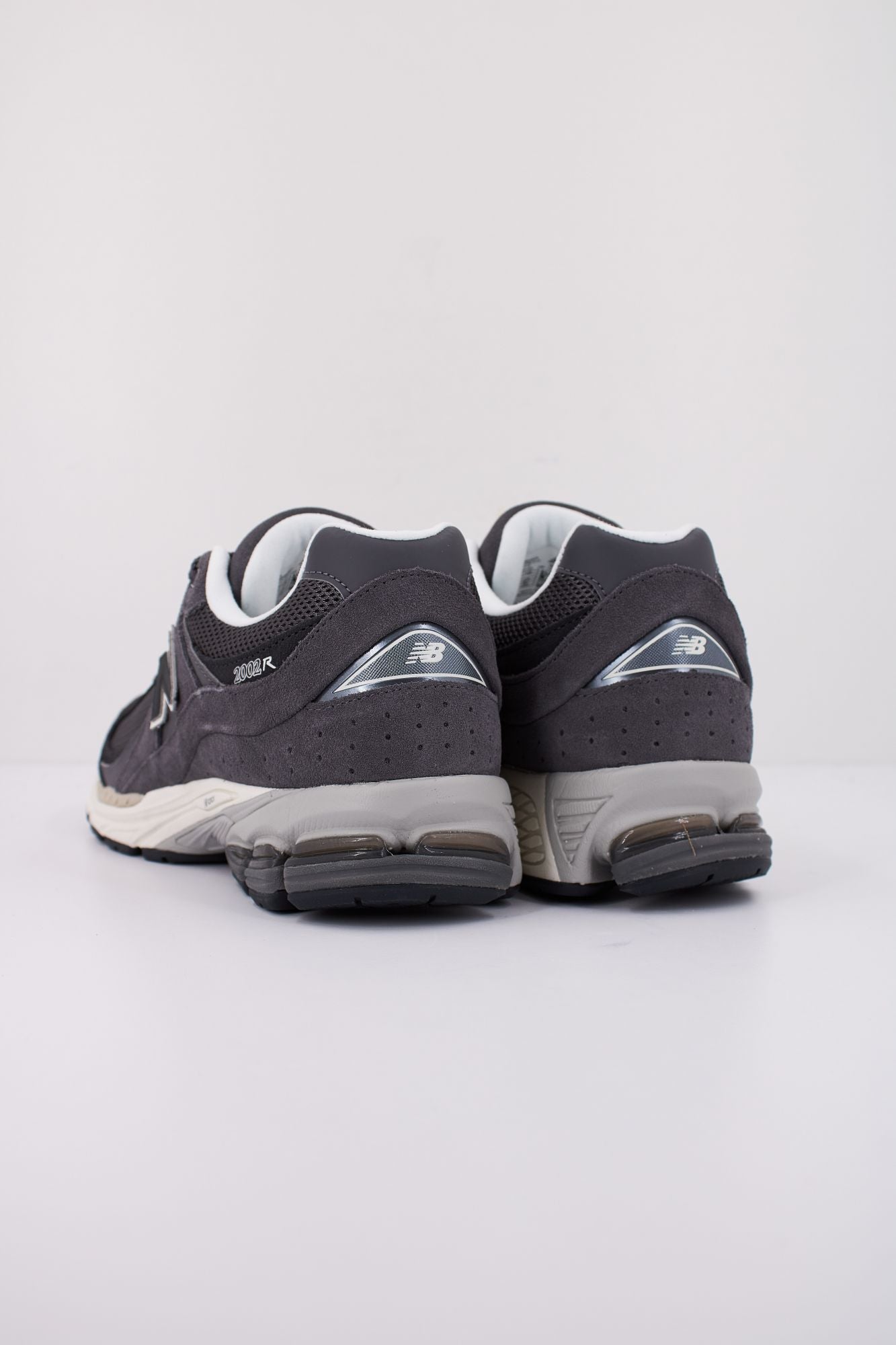 NEW BALANCE M2002 RFL en color GRIS (4)