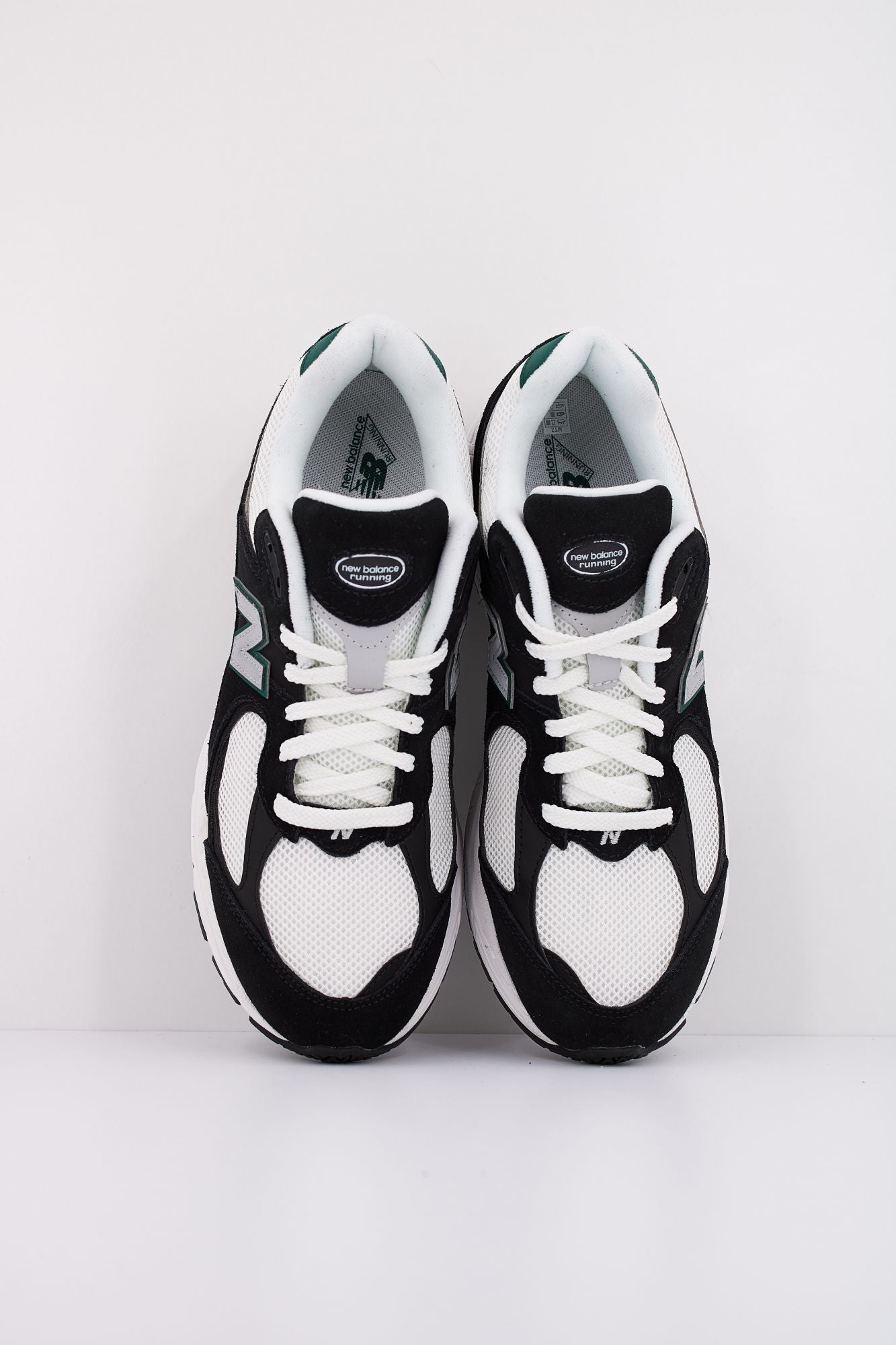 NEW BALANCE M2002 RRA en color NEGRO (3)