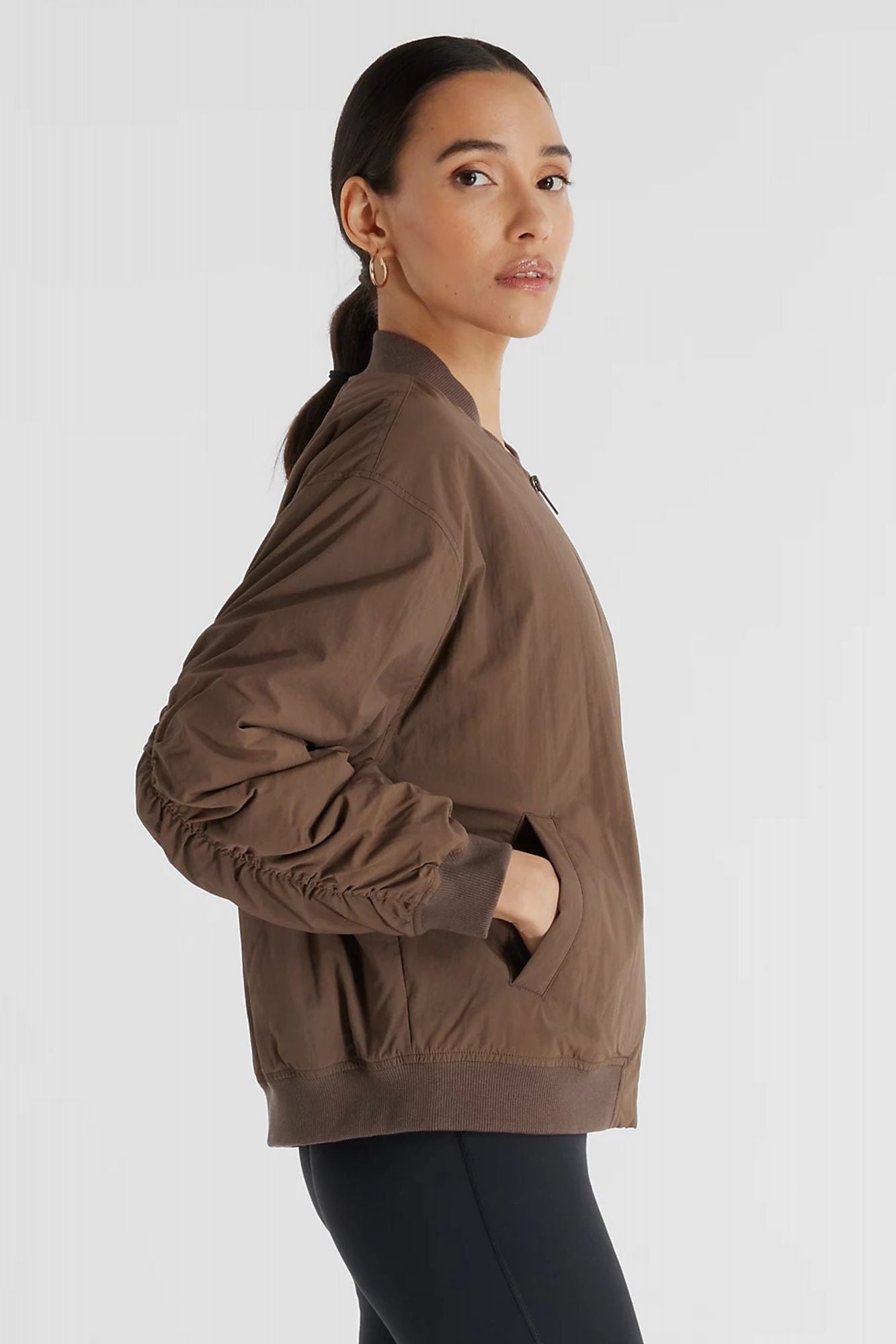 NEW BALANCE GRAPHIC WOVEN BOMBER JACKET en color MARRON (3)