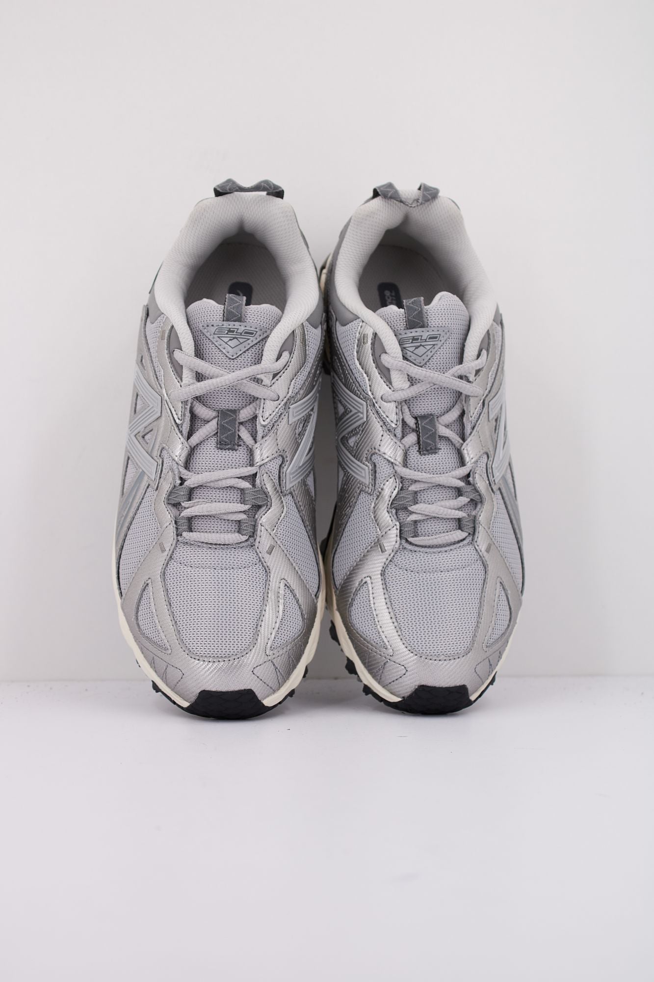 NEW BALANCE ML610 TAU en color PLATA (3)