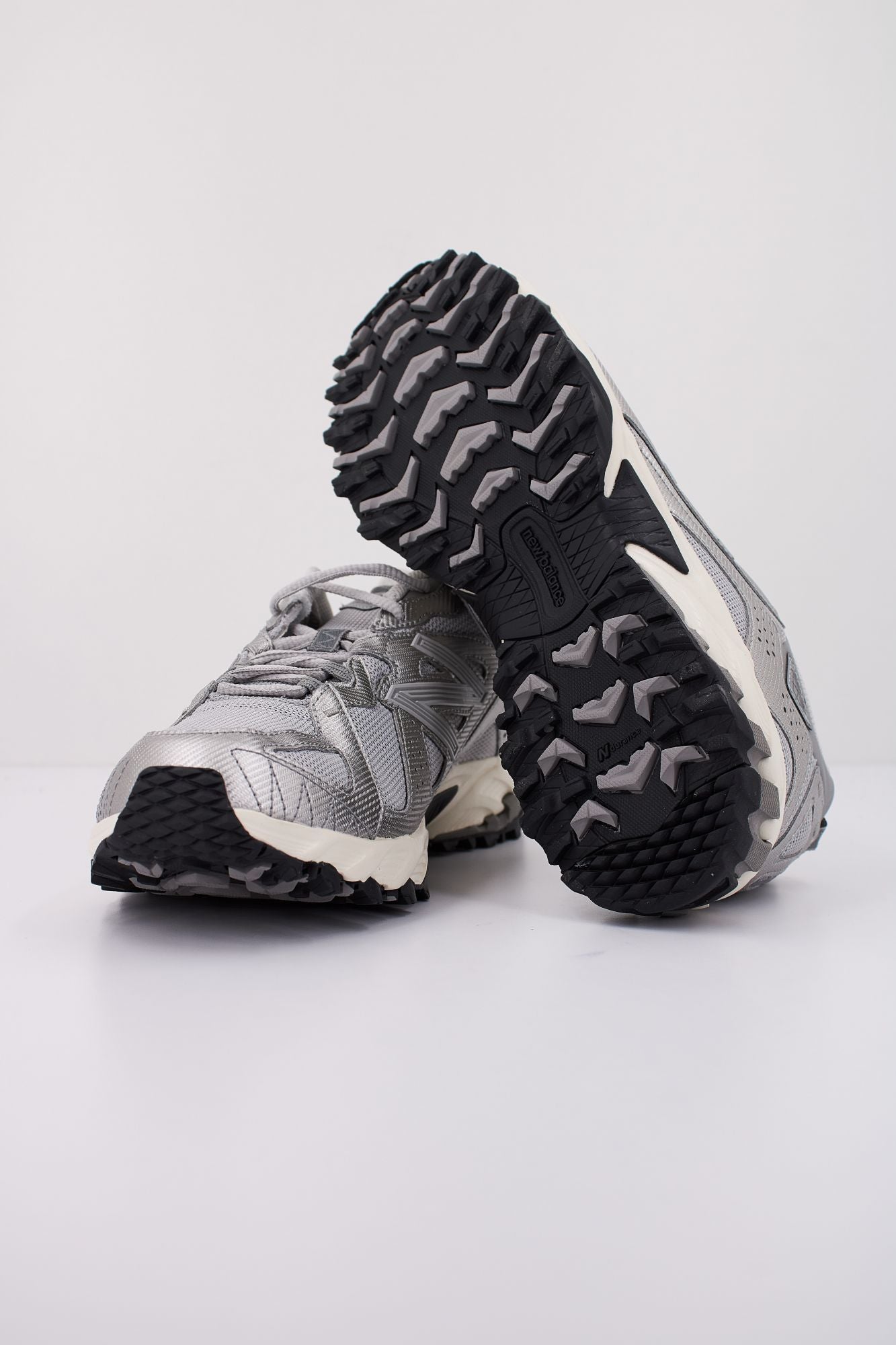 NEW BALANCE ML610 TAU en color PLATA (5)