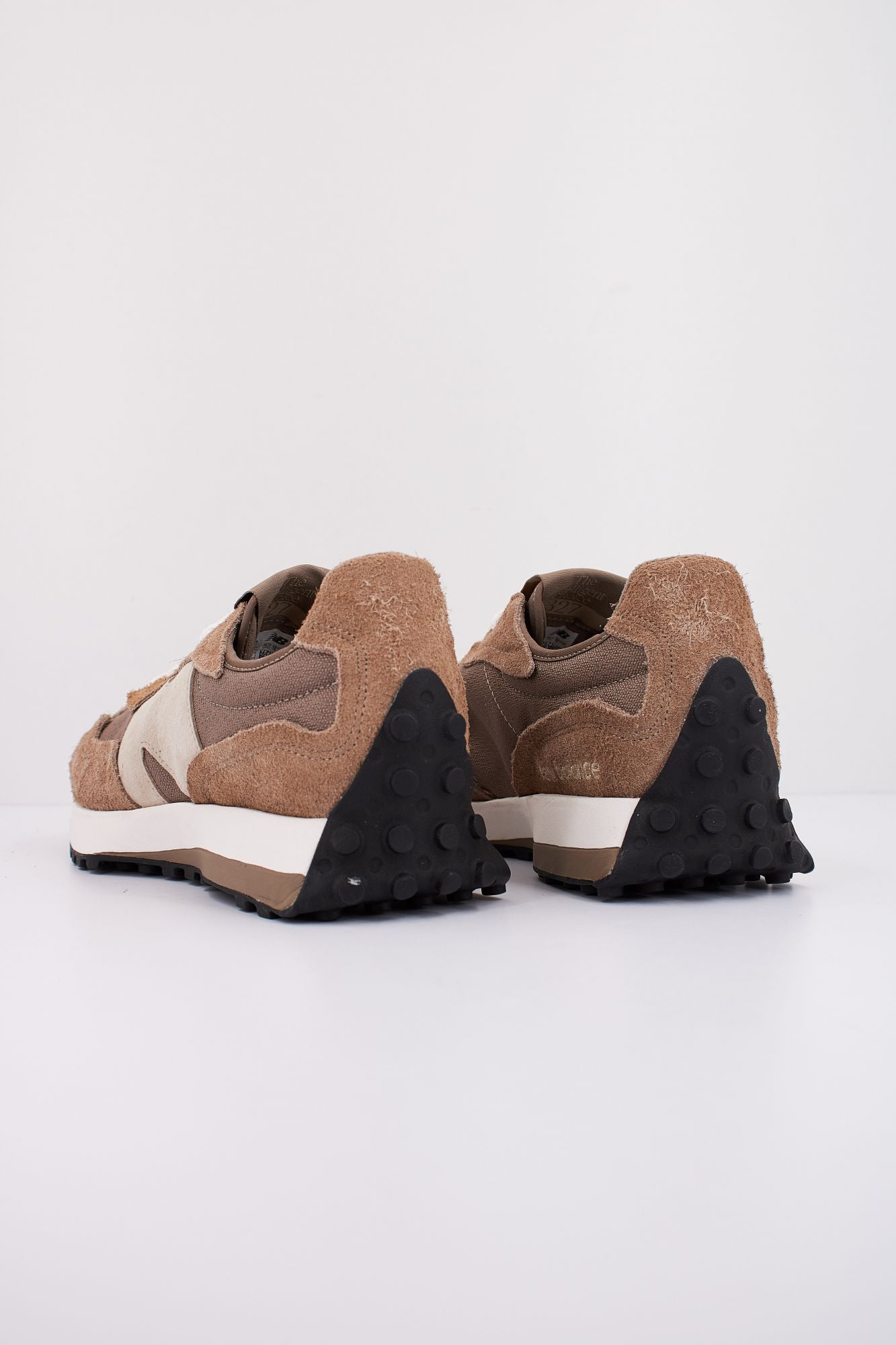 NEW BALANCE en color MARRON (4)