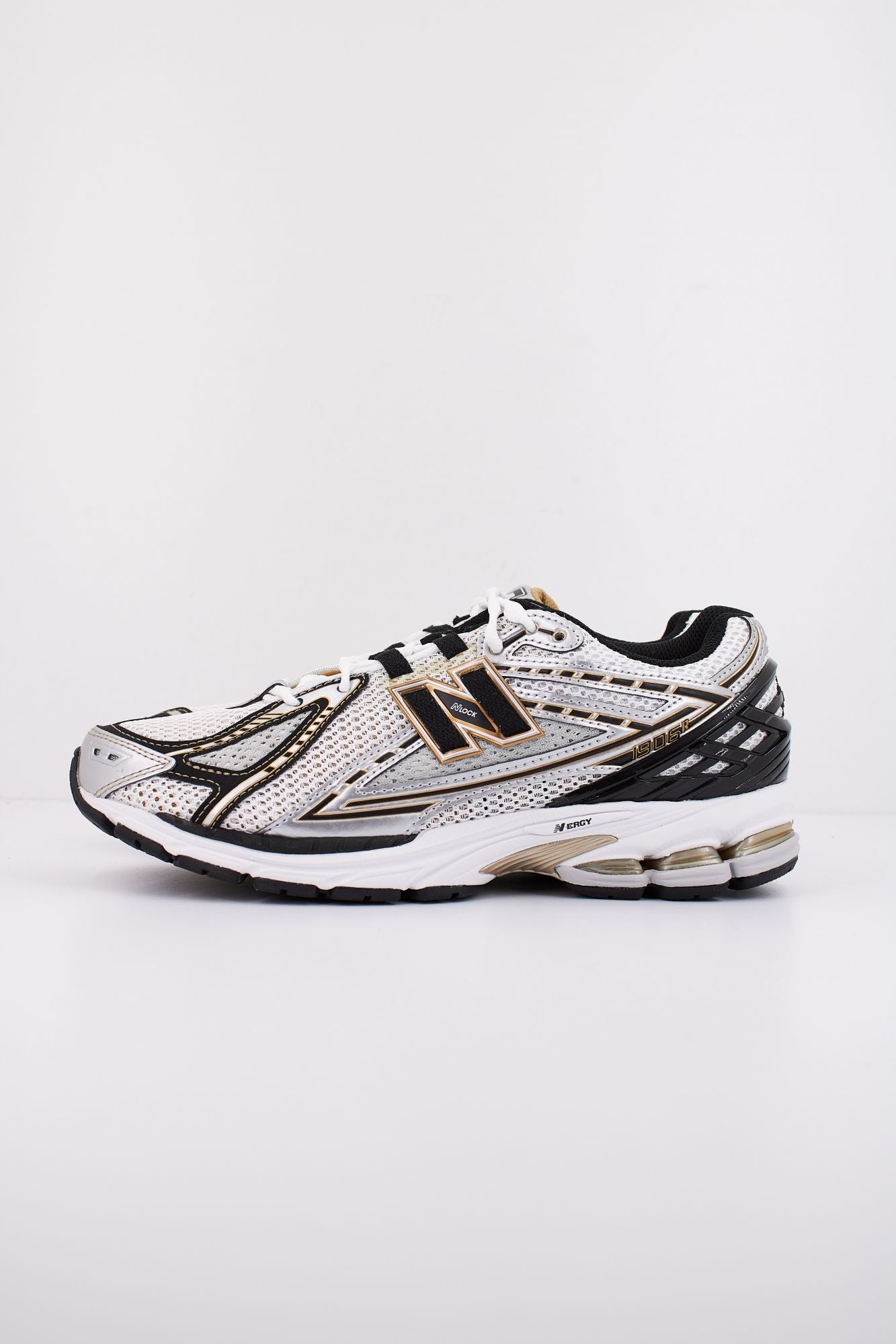 NEW BALANCE M1906 en color BLANCO (1)
