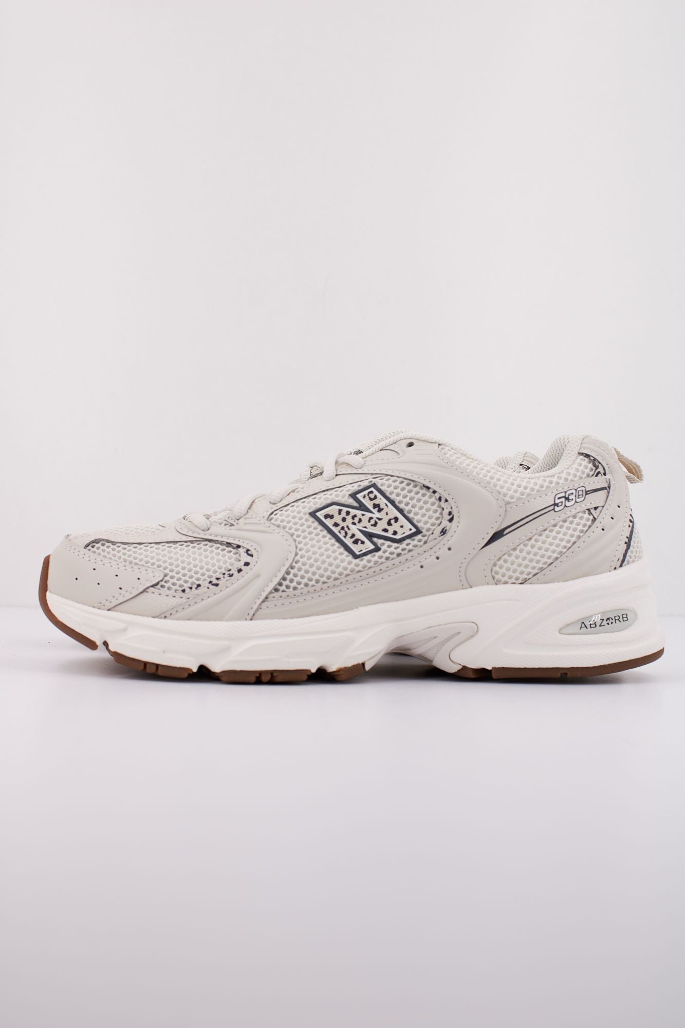 NEW BALANCE MR530 en color BEIS (1)