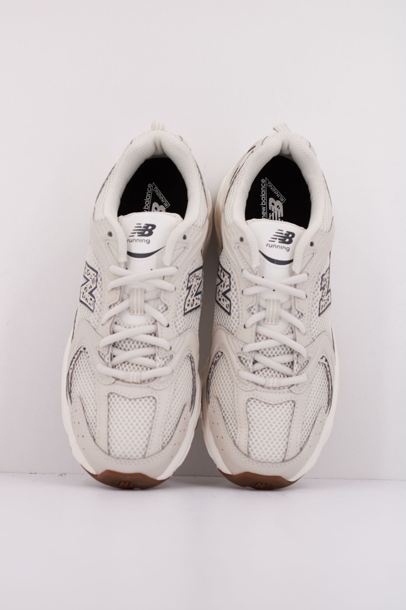 NEW BALANCE MR530 en color BEIS (3)