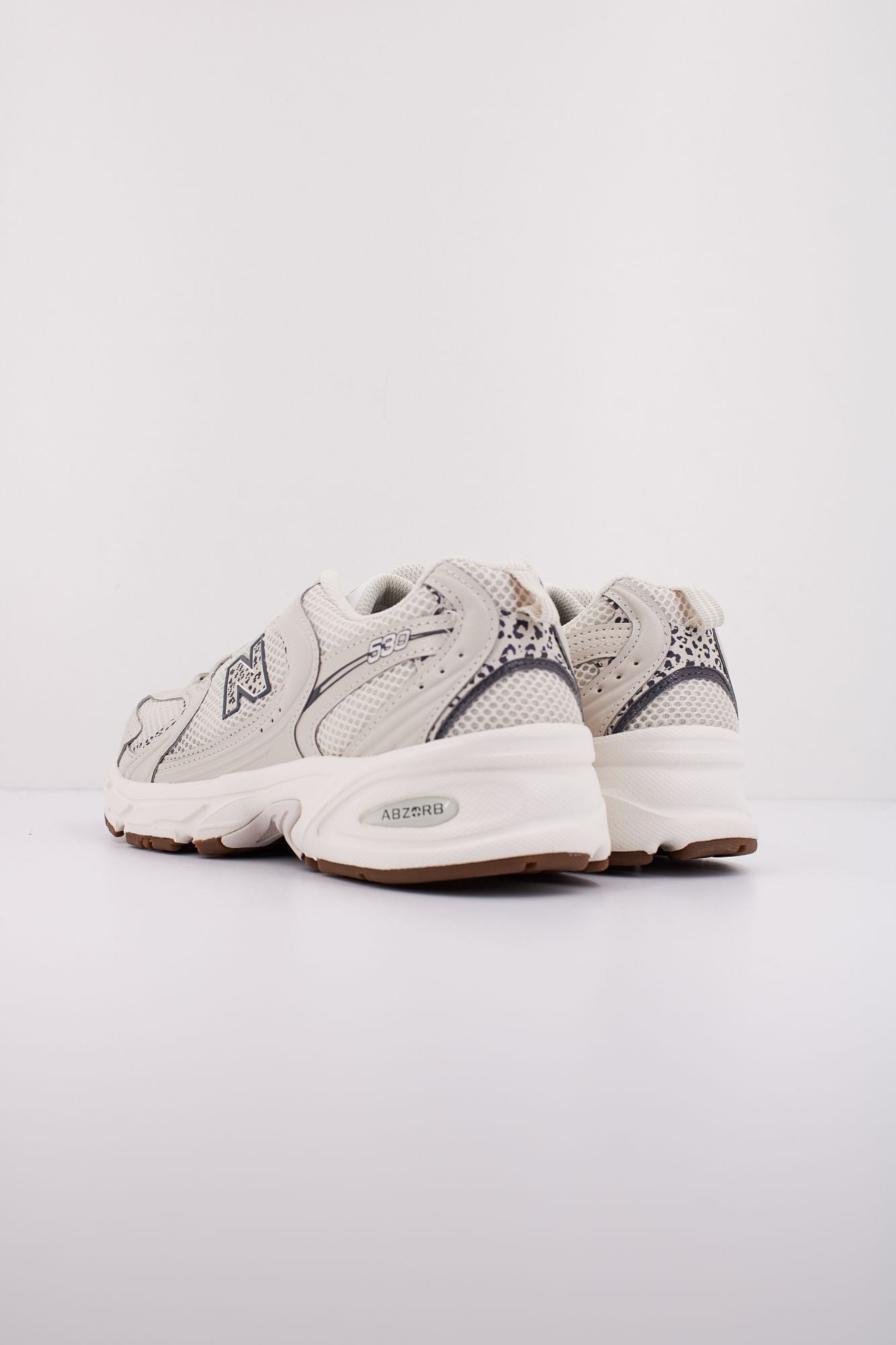 NEW BALANCE MR530 en color BEIS (4)