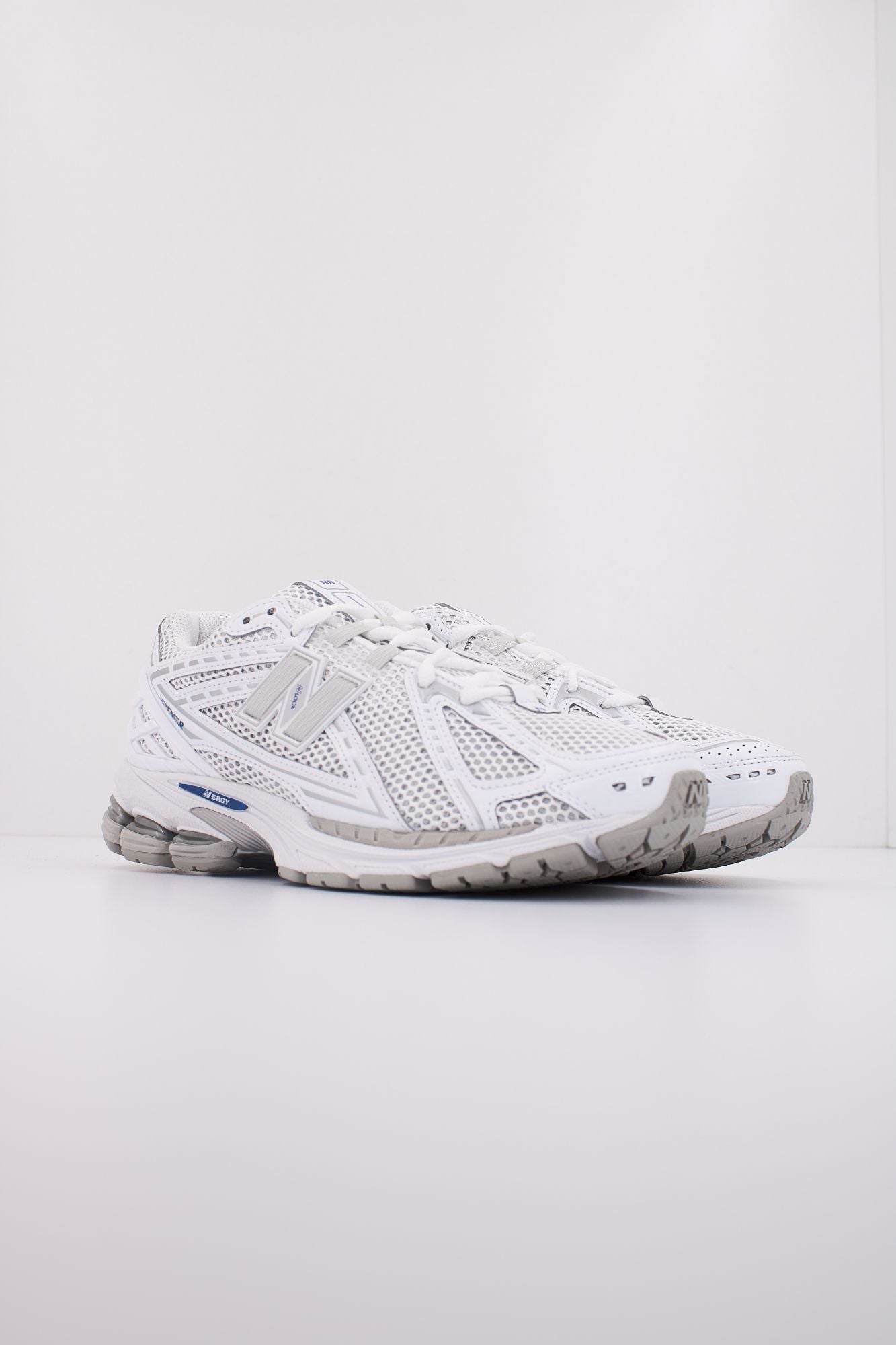 NEW BALANCE U1906 en color BLANCO (2)