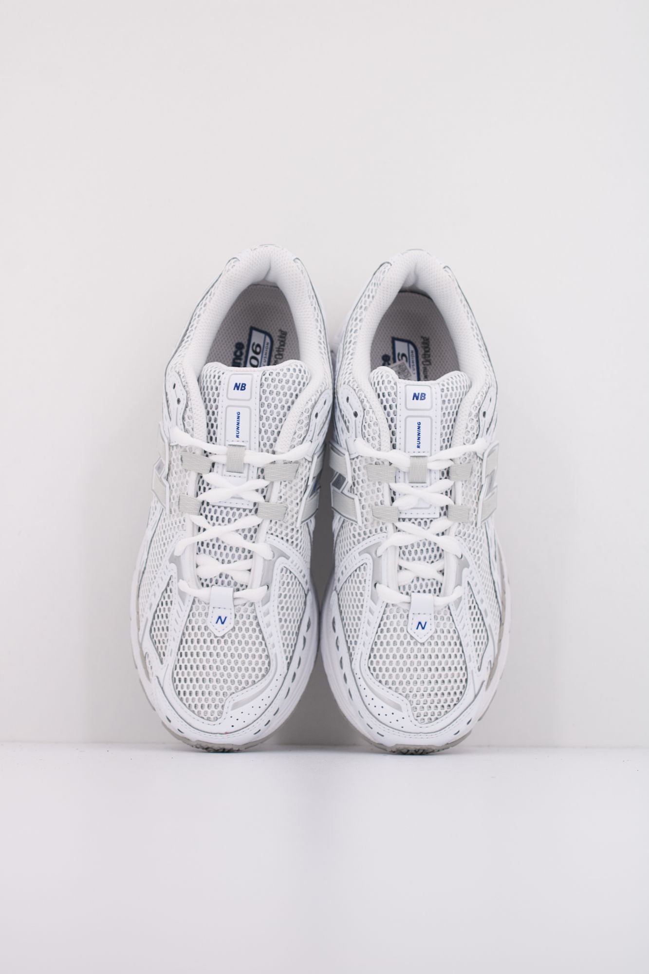 NEW BALANCE U1906 en color BLANCO (3)