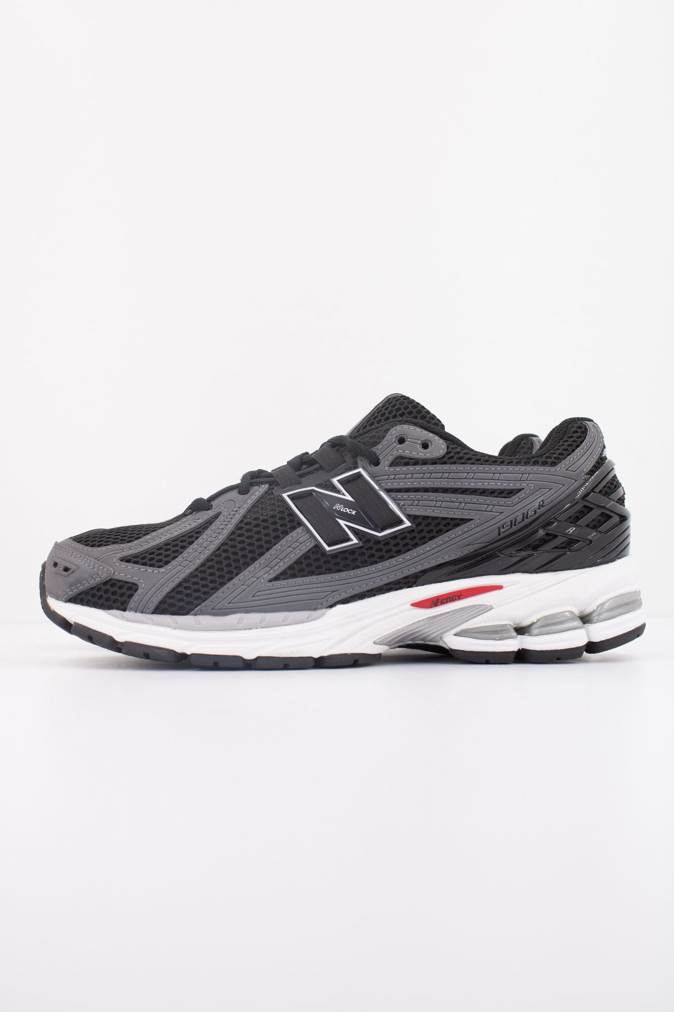 NEW BALANCE U1906 en color NEGRO (1)