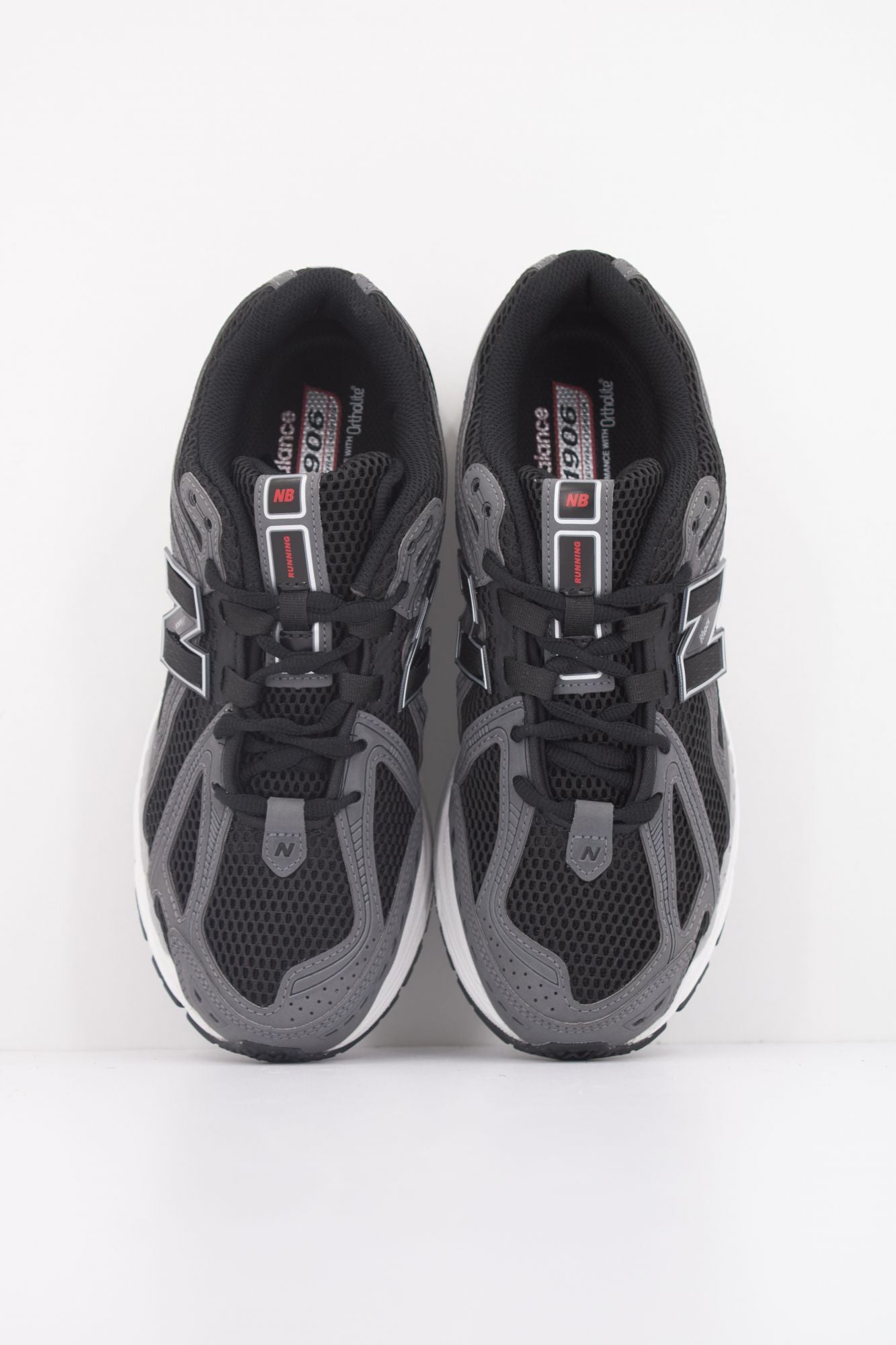 NEW BALANCE U1906 en color NEGRO (3)