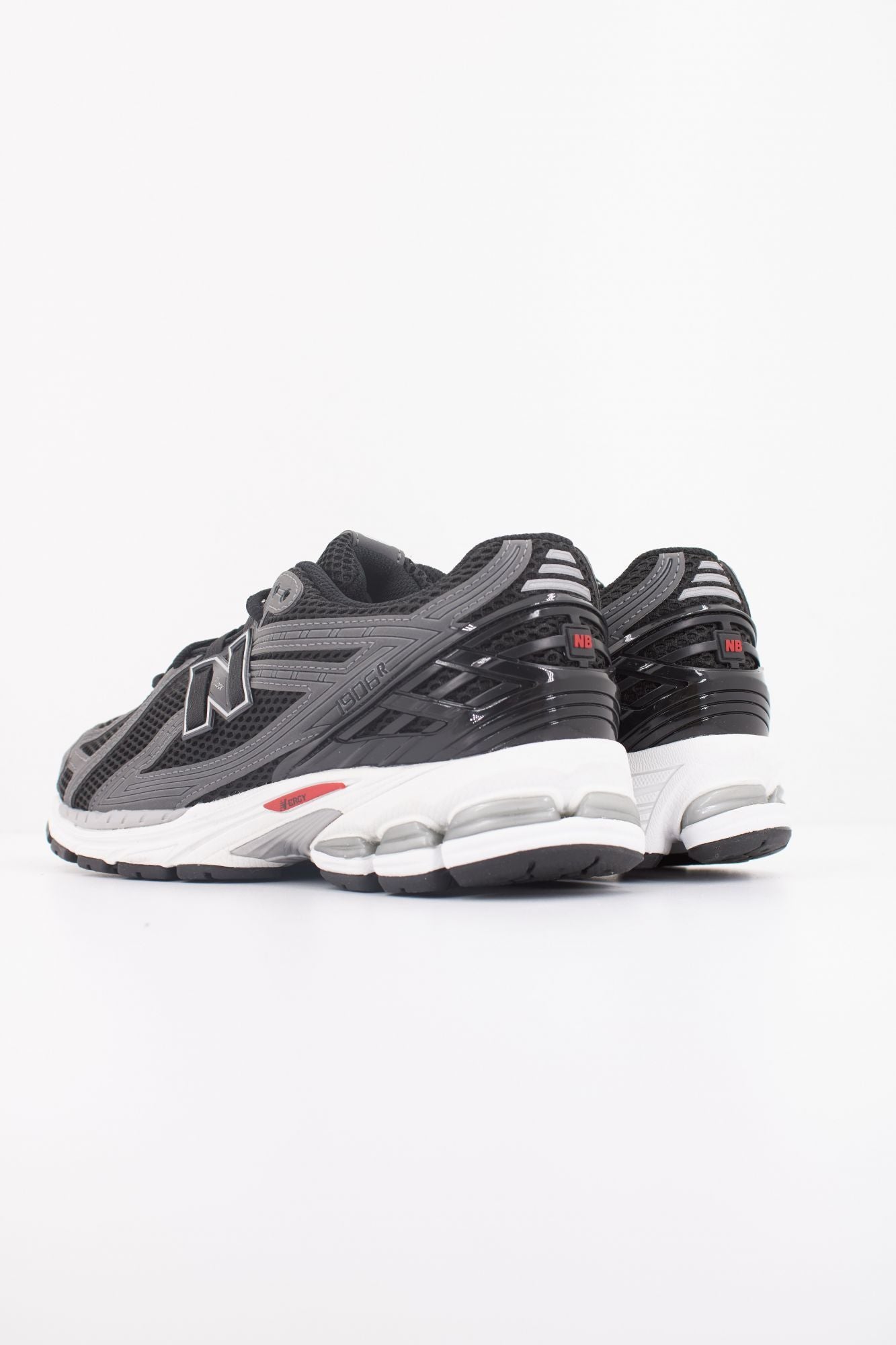 NEW BALANCE U1906 en color NEGRO (4)